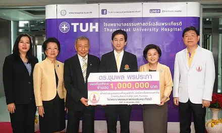 ดร.ชุมพล พรประภา มอบเงิน 1 ล้านบาท สบทบทุนจัดซื้อเครื่องตรวจหัวใจ              โรงพยาบาลธรรมศาสตร์เฉลิมพระเกียรติ