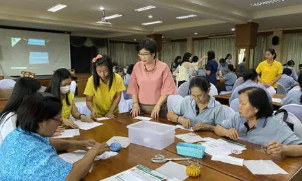 กรมการพัฒนาชุมชนประสานเครือข่ายรับมือโควิด-19 ส่งวิทยากรให้ความรู้ป้องกันการติดเชื้อทุกพื้นที่ ผลิตหน้ากากอนามัยแจกกว่า 6 แสนชิ้น พร้อมพลิกวิกฤติเป็นโอกาสผลิตเพื่อใช้เองและจำหน่ายสร้างรายได้สู่ชุมชน