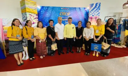 อธิบดี พช. ให้กำลังใจผู้ประกอบการโอทอปในงาน “OTOP Thai to Songkhla และงานสานสัมพันธ์สองแผ่นดิน 2563” แค่ 2 วันยอดขายพุ่งกว่า 14 ล้าน พร้อมขอบคุณช่วยอุดหนุนสินค้าชุมชน หลังผ่อนคลายวิกฤติโควิด-19