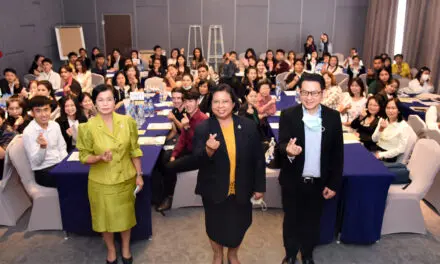 ผส. จัดการประชุมเชิงปฏิบัติการ “สร้างวินัยการออม ชีวิตพร้อมเมื่อสูงวัย”  วันพุธที่ 23 กันยายน  2563 เวลา 10.00 น. นางสุจิตรา พิทยานรเศรษฐ์ อธิบดีกรมกิจการผู้สูงอายุ เป็นประธานเปิดการประชุมเชิงปฏิบัติการ “สร้างวินัยการออม ชีวิตพร้อมเมื่อสูงวัย” โดยมี นางอภิญญา ชมภูมาศ รองอธิบดีกรมกิจการผู้สูงอายุ กล่าวรายงาน พร้อมด้วย ข้าราชการและเจ้าหน้าที่ในสังกัดกระทรวงการพัฒนาสังคมและความมั่นคงของมนุษย์ เข้าร่วมการประชุมดังกล่าว รวมจำนวนกว่า 100 คน ณ โรงแรมเดอะไพรม์ ถนนรางน้ำ กรุงเทพมหานคร          กรมกิจการผู้สูงอายุ ได้ดำเนินการขับเคลื่อนภารกิจในด้านการเตรียมความพร้อมเข้าสู่วัยผู้สูงอายุอย่างมีคุณภาพ โดยมุ่งเน้นให้บุคคลในทุกช่วงอายุได้มีความตระหนักรู้และเข้าใจในการเตรียมตนเองเพื่อเข้าสู่วัยสูงอายุในมิติต่าง ๆ อาทิ ในด้านสุขภาพ เศรษฐกิจ สังคม รวมถึงสภาพแวดล้อมที่เหมาะสม      สำหรับการประชุมในครั้งนี้ เป็นการส่งเสริมมการสร้างความตระหนักรู้ในมิติด้านเศรษฐกิจและการออม รวมถึงการวางแผนทางการเงินให้เกิดขึ้นแก่ข้าราชการ เจ้าหน้าที่กระทรวงการพัฒนาสังคมและความมั่นคงของมนุษย์ เพื่อเตรียมความพร้อมก่อนเข้าสู่วัยสูงอายุที่มีคุณภาพในอนาคต โดยได้รับเกียรติจาก นายชยุต ปริญญาธนกุล วิทยากรผู้ทรงคุณวุฒิ จากตลาดหลักทรัพย์แห่งประเทศไทย เป็นวิทยากรอภิปรายในประเด็น  “Train the Trainer : Happy Money สุขเงิน สร้างได้”