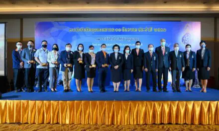 กสม. จัดงานวันสิทธิมนุษยชนสากล มอบรางวัลแก่บุคคลและองค์กรที่มีผลงานดีเด่นด้านสิทธิฯ ประจำปี 63 ปธ. กสม. ย้ำทุกคนมีบทบาทสำคัญในสังคมในการหวงแหนสิทธิของตัวเองและเคารพสิทธิของผู้อื่น  ขอสังคมร่วมช่วยเหลือเพื่อนมนุษย์ให้ผ่านพ้นภาวะวิกฤติ  กระตุ้นให้แก้ไขกฎหมายองค์กร ยกเลิกหน้าที่ชี้แจงแทนรัฐ เพื่อคืนสถานะ A  ประกันความมั่นใจแก่สาธารณะในความเป็นอิสระ  วันที่ 23 กุมภาพันธ์ 2564 คณะกรรมการสิทธิมนุษยชนแห่งชาติ (กสม.) จัดงานวันสิทธิมนุษยชนสากล 10 ธันวาคม ประจำปี 2563 ภายใต้แนวคิด “เพราะชีวิต คือ สิทธิมนุษยชน” ณ โรงแรมเซ็นทรา บายเซ็นทาราศูนย์ราชการและคอนเวนชันเซ็นเตอร์ ถนนแจ้งวัฒนะ แขวงทุ่งสองห้อง เขตหลักสี่ กรุงเทพฯ นางประกายรัตน์ ต้นธีรวงศ์ กรรมการสิทธิมนุษยชนแห่งชาติ ทำหน้าที่แทนประธานกรรมการสิทธิมนุษยชนแห่งชาติ ได้กล่าวเปิดงานและปาฐกถาพิเศษ  เรื่อง “เพราะชีวิต คือ สิทธิมนุษยชน” ว่า กสม. จัดงานวันสิทธิมนุษยชนขึ้นทุกปี เพื่อร่วมแสดงพลังแห่งภราดรภาพในการระลึกถึงศักดิ์ศรีความเป็นมนุษย์ สิทธิเสรีภาพ  และความเสมอภาคของบุคคลทุกคนที่จะไม่ถูกเลือกปฏิบัติ ไม่ว่าจะมีเชื้อชาติ  เพศสภาพ ภาษา ศาสนา สถานะทางเศรษฐกิจ การเมือง หรือความเห็นอื่นใด  ซึ่งถือเป็นหัวใจของปฏิญญาสากลว่าด้วยสิทธิมนุษยชนแห่งสหประชาชาติ  ตลอดระยะเวลาเกือบ 6 ปีที่ กสม. ชุดที่ 3 ได้ปฏิบัติหน้าที่ในการส่งเสริมและคุ้มครองสิทธิมนุษยชน และได้ดำเนินการสะสางคำร้องไปมากกว่า 2,000 เรื่องนั้น เราพบกรณีมากมายที่ยืนยันว่า “สิทธิมนุษยชน” เป็นเหมือนอากาศที่มองไม่เห็น  สัมผัสไม่รู้สึก แต่หากเมื่อใดที่ชีวิตขาดซึ่งสิทธิ เสรีภาพ ความเสมอภาคแล้ว เราก็จะรับรู้ถึงการคุกคาม การขาดความมั่นคงและความปลอดภัยในชีวิต อย่างไรก็ดี บางสิทธิอาจมีการปะทะแย้งกัน ซึ่ง กสม. ต้องชั่งน้ำหนักในการให้ข้อเสนอแนะต่อรัฐบาลและหน่วยงานที่เกี่ยวข้อง ดังเช่นการให้ข้อเสนอแนะให้กำหนดให้สารเคมี “พาราควอต” เป็นวัตถุอันตรายชนิดที่ 4 ตามพระราชบัญญัติวัตถุอันตราย พ.ศ. 2535 มาตรา 18 โดยห้ามมิให้มีการผลิต การนำเข้า การส่งออก หรือการมีไว้ในครอบครอง ซึ่งแม้การใช้พาราควอตในภาคการเกษตรจะเป็นเสรีภาพในการประกอบอาชีพตามรัฐธรรมนูญแห่งราชอาณาจักรไทย พุทธศักราช 2560 มาตรา 40 แต่มาตรา 55 ก็บัญญัติให้รัฐต้องดูแลและส่งเสริมให้ประชาชนมีสุขภาพที่ดี สอดคล้องกับกติการะหว่างประเทศว่าด้วยสิทธิทางเศรษฐกิจ สังคม และวัฒนธรรม (ICESCR) ที่กำหนดให้รัฐภาคีรับรองสิทธิของทุกคนที่จะมีสุขภาพกายและสุขภาพจิตตามมาตรฐานสูงสุดเท่าที่เป็นได้ ข้อเสนอแนะของ กสม. ในเรื่องพาราควอต ได้รับการสนองตอบที่ดีจากผู้ที่เกี่ยวข้อง  ประธาน กสม. ยังได้กล่าวถึงการเข้ารับการประเมินเพื่อขอเลื่อนสถานะจาก B เป็น A กับคณะอนุกรรมการประเมินสถานะ (Sub-Committee on Accreditation: SCA) ภายใต้กรอบความร่วมมือของเครือข่ายพันธมิตรระดับโลกว่าด้วยสถาบันสิทธิมนุษยชนแห่งชาติ(GANHRI) ว่า การได้รับสถานะ A หมายถึงการที่สถาบันสิทธิมนุษยชนแห่งชาตินั้น ๆ ได้รับการยอมรับจากสากลว่าสามารถปฏิบัติหน้าที่สอดคล้องกับหลักการเกี่ยวกับสถานะของสถาบันสิทธิมนุษยชนแห่งชาติ หรือ หลักการปารีส (Paris Principles) ที่องค์การสหประชาชาติกำหนด และสามารถเข้าร่วมแสดงความคิดเห็นและร่วมเป็นกลไกการทำงานด้านสิทธิมนุษยชนในระดับสากลได้ อย่างไรก็ดี หลังการสัมภาษณ์เมื่อวันที่ 8 ธันวาคม 2563 SCA ได้แจ้งมติเลื่อนการพิจารณาการประเมินสถานะของ กสม. ไทยออกไปเป็นเวลา 18 เดือน แม้ว่า กสม. จะมีผลงานในการส่งเสริมและคุ้มครองสิทธิมนุษยชนเป็นที่ประจักษ์ แต่การให้คืนสถานะ A ก็ยังไม่อาจทำได้ด้วยข้อกังวลใจสำคัญ 2 ประการ คือ ประการแรก หน้าที่และอำนาจตามบทบัญญัติของรัฐธรรมนูญแห่งราชอาณาจักรไทย พุทธศักราช 2560 มาตรา 247 (4) ที่กำหนดให้ กสม. ต้องชี้แจงและรายงานข้อเท็จจริงที่ถูกต้องโดยไม่ชักช้าในกรณีที่มีการรายงานสถานการณ์เกี่ยวกับสิทธิมนุษยชนในประเทศไทยโดยไม่ถูกต้องหรือไม่เป็นธรรม ซึ่งไม่เคยปรากฏว่ามีสถาบันสิทธิมนุษยชนแห่งชาติใดที่กฎหมายกำหนดให้มีหน้าที่ในลักษณะเสมือนการแก้ต่างแทนรัฐดังกล่าว อันนำไปสู่ข้อกังวลในเรื่องความเป็นอิสระที่แท้จริงของ กสม. แม้ว่า กสม. จะยืนยันว่าภายใต้การทำหน้าที่นี้ไม่อาจถูกแทรกแซงจากบุคคลหรือหน่วยงานใดได้  ประการที่สอง ประเด็นเกี่ยวกับบทบาทของ กสม. ในการไกล่เกลี่ยข้อพิพาท ซึ่งกฎหมายเดิมเคยกำหนดให้ กสม. ทำหน้าที่นี้ได้ แต่กฎหมายปัจจุบันได้ตัดหน้าที่นี้ออก ทำให้ กสม. ไม่อาจช่วยเหลือเยียวยาผู้ถูกละเมิดสิทธิมนุษยชนได้อย่างรวดเร็ว อย่างไรก็ดี เป็นที่น่ายินดีว่า เร็ว ๆ นี้ วุฒิสภามีมติเห็นชอบเป็นเอกฉันท์ให้แก้ไขพระราชบัญญัติประกอบรัฐธรรมนูญว่าด้วยคณะกรรมการสิทธิมนุษยชนแห่งชาติ พ.ศ. 2560 โดยเพิ่มหน้าที่และอำนาจให้ กสม. สามารถดำเนินการไกล่เกลี่ยประนีประนอมข้อพิพาทด้านสิทธิมนุษยชนได้ ทั้งนี้ หลังจากที่ กสม. ชุดปัจจุบันพ้นหน้าที่ไปแล้ว ตนขอย้ำและฝากไปยังฝ่ายนิติบัญญัติ ฝ่ายบริหาร และภาคประชาชน ให้ช่วยกันผลักดันให้มีการแก้ไขบทบัญญัติของกฎหมายที่ทำให้สังคมเข้าใจคลาดเคลื่อนในความเป็นอิสระของ กสม.โดยเร็ว เพื่อให้ กสม. ได้กลับคืนสู่สถานะ A อันจะเป็นศักดิ์ศรีและความเชื่อมั่นของประเทศไทยในสายตาชาวโลก  “ในสภาวะที่ทั้งประเทศและโลกกำลังประสบความท้าทายต่อความมั่นคงของมวลมนุษยชาติ ทั้งจากโรคระบาด  ความยากจนและความเหลื่อมล้ำ การสู้รบโดยอาวุธ การเสื่อมโทรมของสิ่งแวดล้อม ฯลฯ สิ่งที่สำคัญอย่างยิ่งที่จะช่วยให้ทุกคนในสังคมผ่านพ้นช่วงเวลาวิกฤติไปด้วยกัน คือ การที่เราทุกคนมองเห็นทุกคนในฐานะเพื่อนมนุษย์ที่ร่วมทุกข์ร่วมสุข ให้ความช่วยเหลือเอื้ออาทรแก่กันเพื่อให้ทุกคนสามารถกลับมาเข้มแข็งอีกครั้งได้ ดังคำขวัญของสำนักงานข้าหลวงใหญ่สิทธิมนุษยชนแห่งสหประชาชาติสำหรับวันสิทธิมนุษยชนที่ผ่านมาว่า ‘Recover Better Stand up for Human Rights’ โดยที่รัฐจะต้องคำนึงถึงหน้าที่ที่จะต้องเคารพ คุ้มครอง และทำให้สิทธิมนุษยชนด้านต่าง ๆ เป็นจริงและเข้าถึงได้สำหรับทุกคนด้วย” นางประกายรัตน์ กล่าวทิ้งท้าย  กสม. ได้มอบรางวัลบุคคลและองค์กรที่มีผลงานดีเด่น ด้านการส่งเสริม ปกป้อง และคุ้มครองสิทธิมนุษยชน ประจำปี 2563 เพื่อยกย่องเชิดชูเกียรติบุคคลและองค์กรที่ทำหน้าที่ในการส่งเสริม ปกป้องและคุ้มครองสิทธิมนุษยชน จำนวน 7 รางวัล ดังต่อไปนี้ 1. สถานพินิจและคุ้มครองเด็กและเยาวชนจังหวัดระยอง เป็นหน่วยงานในสังกัดกรมพินิจและคุ้มครองเด็กและเยาวชน กระทรวงยุติธรรม ที่นำมิติสิทธิมนุษยชนของเด็กและเยาวชน มาบูรณาการการทำงานในการป้องกัน ดูแล แก้ไขและฟื้นฟูเด็กและเยาวชนภายใต้กระบวนการยุติธรรม  ต้นน้ำ คือการป้องกันการกระทำผิด กลางน้ำ คือ การแก้ไขบำบัดฟื้นฟู  และปลายน้ำ คือ การเตรียมความพร้อมสำหรับเด็กและเยาวชนก่อนคืนสู่สังคม พร้อมทั้งติดตามให้ความช่วยเหลือ ประการสำคัญได้นำมาตรการพิเศษแทนการดำเนินคดีอาญามาใช้กับเด็กและเยาวชนอย่างต่อเนื่อง ตั้งแต่ปี 2545 เพื่อคุ้มครองสิทธิเด็กและเยาวชนให้มีโอกาสปรับพฤติกรรมและเพื่อเพิ่มประสิทธิผลด้านการลดการกระทำผิดซ้ำ  2. โครงการสี่หมอชายแดนตาก เป็นโรงพยาบาลชุมชนของรัฐ ภายใต้กระทรวงสาธารณสุข ซึ่งเป็นความร่วมมือของ 4 หน่วยงาน ระหว่าง (1) โรงพยาบาลอุ้มผาง  (2) โรงพยาบาลแม่ระมาด (3) โรงพยาบาลท่าสองยาง และ (4) โรงพยาบาลพบพระ  โครงการฯ มีวัตถุประสงค์ในการให้บริการสาธารณสุขแก่คนทุกคนในพื้นที่โดยเฉพาะสิทธิในสุขภาวะของคนชายแดนที่เปราะบาง คนด้อยโอกาส ภายใต้หลักคิด “Health for All” คือ การให้ประชาชนเข้าถึงสิทธิด้านบริการสาธารณสุขอย่างเท่าเทียม และไม่ควรมีผู้ใดถูกทิ้งไว้ข้างหลัง มีการทำงานทั้งเชิงป้องกัน รักษาและเยียวยา ตั้งแต่เกิดจนตาย 3. ผู้ช่วยศาสตราจารย์ชิดชนก  ราฮิมมูลา คณบดีคณะรัฐศาสตร์ มหาวิทยาลัยสงขลานครินทร์ วิทยาเขตปัตตานี  ผู้ขับเคลื่อนให้มีการบรรจุรายวิชาสิทธิมนุษยชนศึกษา (Human Rights Studies) ไว้ในหลักสูตร เพื่อให้มีการเรียนการสอนเรื่องสิทธิมนุษยชนสำหรับนักศึกษาคณะรัฐศาสตร์และคณะอื่น ๆ ในมหาวิทยาลัยสงขลานครินทร์ วิทยาเขตปัตตานี ด้วยแนวคิดที่ว่าการผลิตบัณฑิตที่มีความรู้และการตระหนักในคุณค่าของสิทธิมนุษยชนจะเป็นวิถีทางที่ดีในการแก้ไขปัญหาความขัดแย้งและความรุนแรงในพื้นที่ สามจังหวัดชายแดนภาคใต้อย่างยั่งยืน โดยเฉพาะในสังคมที่มีความเชื่อและศรัทธาที่หลากหลาย โดยเป็นผู้มีบทบาทสำคัญในการประสานความร่วมมือการทำงานของทุกภาคส่วนในพื้นที่ 3 จังหวัดชายแดนภาคใต้  4. รองศาสตราจารย์นายแพทย์ ธีระ  วรธนารัตน์ อาจารย์ประจำภาควิชาเวชศาสตร์ป้องกันและสังคม คณะแพทยศาสตร์ จุฬาลงกรณ์มหาวิทยาลัย   ผู้ทำงานส่งเสริม ปกป้อง และคุ้มครองสิทธิของผู้ติดเชื้อเอชไอวีและผู้ป่วยเอดส์ มายาวนานกว่า 20 ปี เป็นผู้มีส่วนร่วมสำคัญในการสร้างกลไกการเข้าถึงการรักษาโรคเอดส์ที่มีคุณภาพ ให้ทุกคนสามารถเข้าถึงได้ เน้นการทำงานแบบพหุภาคีระหว่างภาครัฐ เอกชนและประชาสังคม สามารถพัฒนาต่อยอดและบูรณาการสิทธิการรักษาของผู้ป่วยเอดส์ให้เข้าระบบของรัฐ เช่น กองทุนประกันสุขภาพแห่งชาติ  5. นางอรนุช  ชัยชาญ นักพัฒนาสังคมชำนาญการพิเศษ สำนักงานพัฒนาสังคมและความมั่นคงของมนุษย์จังหวัดพิจิตร  ปัจจุบันดำรงตำแหน่ง พัฒนาสังคมและความมั่นคงของมนุษย์จังหวัดเชียงราย ผู้มุ่งมั่นในการดำเนินงานให้ความช่วยเหลือและคุ้มครองผู้เสียหายจากการค้ามนุษย์ การคุ้มครองเด็กและสตรีที่ถูกกระทำด้วยความรุนแรงในครอบครัว และการถูกล่วงละเมิดทางเพศ โดยริเริ่มบูรณาการงานศูนย์พัฒนาครอบครัวในชุมชนที่มีจัดตั้งเป็นศูนย์ชุมชนรับแจ้งเหตุ และประสานการทำงานในพื้นที่ ทำให้แก้ไขปัญหาได้อย่างเป็นระบบ เกิดการบูรณาการการทำงานของหน่วยงานอย่างมีประสิทธิภาพและประสิทธิผลในการคุ้มครองผู้เสียหาย 6. นายเกรียงไกร  ไชยเมืองดี  เลขาธิการและผู้อำนวยการมูลนิธิรักษ์เด็ก  ผู้ดำเนินงานด้านสิทธิเด็ก โดยยึดฐานคิดจากอนุสัญญาว่าด้วยสิทธิเด็ก เพื่อปกป้องคุ้มครองกลุ่มเด็กที่เสียเปรียบในสังคม กลุ่มเด็กเปราะบางในชุมชนพื้นที่ชนบทห่างไกล ริเริ่มและร่วมผลักดันให้เกิดกลไกการทำงานร่วมกันในชุมชนระหว่างหน่วยงานภาครัฐและเอกชน เพื่อให้เด็กได้รับประโยชน์สูงสุด ภายใต้แนวคิดการยึดเด็กเป็นศูนย์กลาง การพัฒนาเด็กอย่างเป็นองค์รวม โดยเฉพาะการเน้นให้เด็กสามารถเรียนรู้ทักษะชีวิตให้สอดคล้องกับปัญหาและความต้องการของเด็ก 7. นายสุนทร   สุนทรธาราวงศ์ ประธาน มูลนิธิบ้านพระพร   ผู้ดำเนินงานการส่งเสริม ปกป้องและคุ้มครองสิทธิมนุษยชนของกลุ่มผู้พ้นโทษเป็นเวลากว่า 40 ปี เพื่อหยุดยั้งต้นเหตุแห่งปัญหาการกระทำผิดซ้ำ โดยได้นำแนวทางในการช่วยเหลือผู้ต้องขังและครอบครัว ด้วยการอบรมพัฒนาชีวิตผู้ต้องขังในเรือนจำและสถานพินิจและคุ้มครองเด็กและเยาวชน ดำเนินการอุปการะเด็กที่เกิดจากแม่ที่อยู่ในเรือนจำและลูกของนักโทษที่พ่อแม่อยู่ในเรือนจำ ด้วยการรับเด็กเหล่านั้นมาดูแลและสนับสนุนการศึกษา ตลอดจนช่วยจัดหางานให้ทำภายหลังการพ้นโทษ   ทั้งนี้ ภายในงานยังมีการเสวนา เรื่อง “ร่วมสร้างการเปลี่ยนแปลงสังคมเคียงข้างสิทธิมนุษยชน”  โดย วิทยากรที่เป็นผู้ได้รับรางวัลบุคคลและองค์กรที่มีผลงานดีเด่นด้านการส่งเสริม ปกป้อง และคุ้มครองสิทธิมนุษยชน ประจำปี 2563 การมอบรางวัลผู้ชนะการแข่งขันโต้วาทีสิทธิมนุษยชนภาษาอังกฤษระดับอุดมศึกษา ประจำปี 2563 และการกล่าวสุนทรพจน์ภาษาอังกฤษหัวข้อ “การปกป้องสิทธิเด็กในสถานการณ์การแพร่ระบาดโรคโควิด 19” โดย นายชนกันต วิทยศักดิ์พันธุ์ ผู้ได้รับรางวัลชนะเลิศการแข่งขันโต้วาทีสิทธิมนุษยชนภาษาอังกฤษระดับอุดมศึกษา ประจำปี 2563 นอกจากนี้ยังมีการแสดงชุด “สิทธิมนุษยชนลำเพลิน” โดย วิทยาลัยนาฏศิลปกาฬสินธุ์ จังหวัดกาฬสินธุ์ ผู้ได้รับรางวัลชนะเลิศการประกวดนวัตกรรมเพื่อส่งเสริมการเคารพสิทธิมนุษยชน ระดับอุดมศึกษา  จากโครงการเยาวชนคนรุ่นใหม่ใส่ใจและยืนเคียงข้างสิทธิมนุษยชน (Youth Standing Up for Human Rights) ประจำปี 2563 ด้วย   สำนักงานคณะกรรมการสิทธิมนุษยชนแห่งชาติ