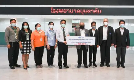 คณะผู้บริหารบริษัทกรังด์ปรีซ์ฯ มอบเงิน 200,000 บาท สมทบทุนรพ.บุษราคัม รักษาผู้ป่วยโควิด-19