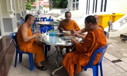 มหาวิทยาลัยศรีปทุมและกัลยาณมิตร ร่วมถวายภัตตาหารเพลแด่พระภิกษุสงฆ์ สามเณร วัดพระศรีมหาธาตุฯ บางเขน สู้ภัยโควิด-19