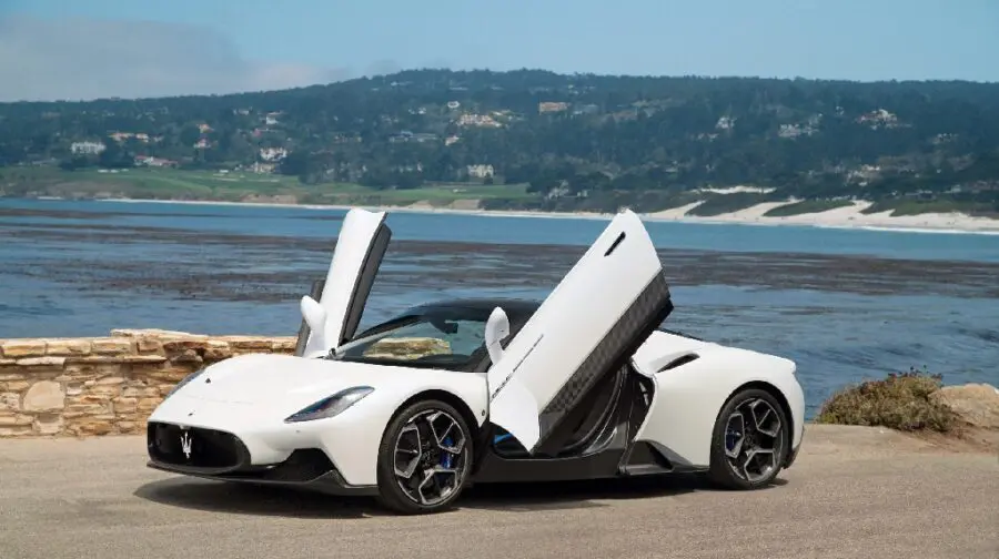 Maserati MC20 เฉิดฉายบนพื้นหญ้าที่ Pebble Beach ต้อนรับการกลับมาของงาน Monterey Car Week