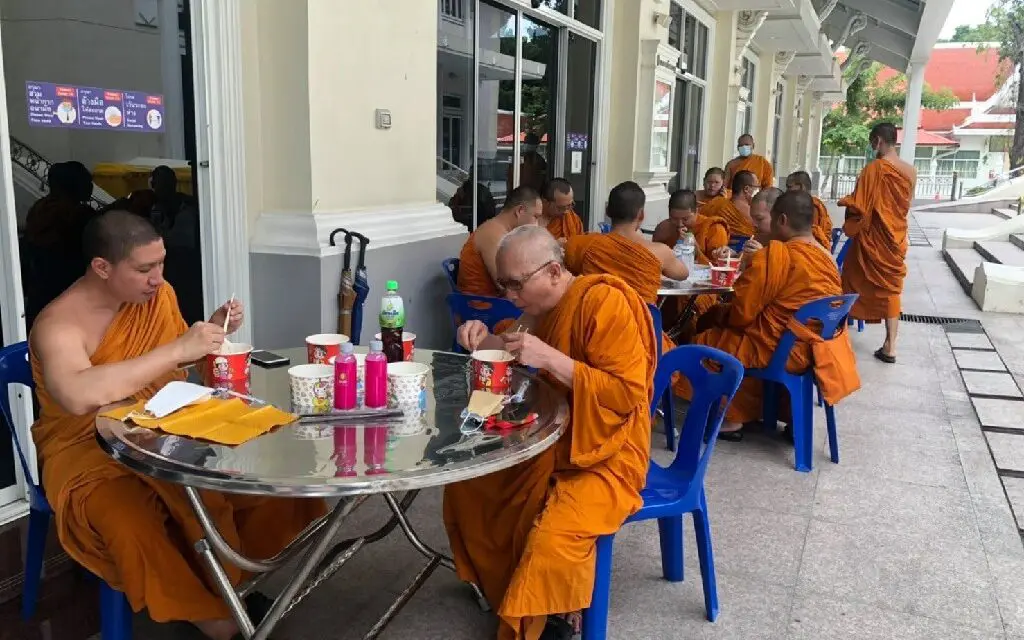 ม.ศรีปทุม และเพื่อนธรรม ถวายภัตตาหารเพลแด่พระภิกษุสงฆ์ สามเณร วัดพระศรีมหาธาตุ บางเขน ช่วงวิกฤตโควิด-19