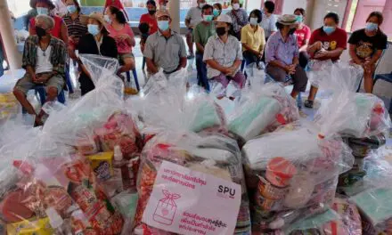 “ม.ศรีปทุม รวมน้ำใจ” ลงพื้นที่มอบถุงสู้ๆนะ ช่วยเหลือชาวบางไทร อยุธยา ที่ประสบภัยน้ำท่วม