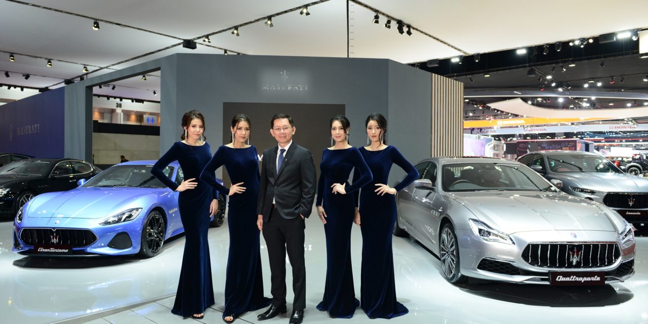 Maserati เล่นใหญ่! เอาใจสาวกตรีศูล จัดแสดงยนตรกรรม 3 รุ่นใหม่ ในงานบางกอก อินเตอร์เนชั่นแนล มอเตอร์โชว์ 2019     26 มีนาคม 2562 กรุงเทพฯ, มาเซราติ ประเทศไทย ผู้นำเข้าและจำหน่ายรถยนต์ มาเซราติ อย่างเป็นทางการแต่เพียงผู้เดียวในประเทศไทย ภายใต้กลุ่มบริษัท มาสเตอร์ กรุ๊ป คอร์ปอเรชั่น (เอเชีย) จำกัด หรือ เอ็มจีซี-เอเชีย สร้างกระแสในงานมอเตอร์โชว์ให้พิเศษกว่าทุกครั้ง ด้วยการจัดแสดงยนตรกรรม 3 รุ่นใหม่ คือ กรันทูริสโม ใหม่, ควอตโตรปอร์เต้ ใหม่ และ เลอวานเต้ วัลเคโน     ปิยะเทพ ศิวากาศ ผู้จัดการทั่วไป มาเซราติ ประเทศไทย เผยว่า “ปีที่ผ่านมา เราได้การตอบรับจากลูกค้าเพิ่มต่อเนื่อง ทั้งยอดขายรถใหม่และจำนวนรถที่มาเข้ารับบริการ โดยงานมอเตอร์โชว์ปีนี้ เรานำเสนอความพิเศษยิ่งขึ้น กับการจัดแสดงรถ 3 รุ่นใหม่ ที่รับรองว่าจะสร้างความตื่นตาตื่นใจ ให้สาวกรถยนต์กลุ่ม High-luxuryได้เป็นอย่างดี”     ++ Maserati New GranTurismo  มาเซราติ กรันทูริสโม ใหม่ สืบทอดสายพันธุ์สปอร์ตจีที 2+2 ที่นั่ง ปรับโฉมเพิ่มความสดใหม่ เปลี่ยนกระจังหน้าและกันชนหน้า-หลังให้ดูสปอร์ตขึ้น เครื่องยนต์วางหน้าแบบ Mid-Front กระจายน้ำหนักหน้า-หลัง 49:51 % เครื่องยนต์เบนซิน วี8 สูบ 4.7 ลิตร (Naturally-aspirated) 460 แรงม้า แรงบิด 520 นิวตันเมตร แผดเสียงอันเป็นเอกลักษณ์ของมาเซราติช่วงรอบสูง ส่งกำลังผ่านเกียร์อัตโนมัติ 6 จังหวะ อัตราเร่ง 0-100 กม./ชม. ภายใน 4.8 วินาที     ติดตั้งแดชบอร์ดดีไซน์ใหม่ นาฬิกา แป้นควบคุมแบบ Rotary Control พร้อมเปลี่ยนทัชสกรีนอเนกประสงค์ที่มีความละเอียดมากขึ้น เพิ่มความสุนทรีย์ตลอดการเดินทาง ด้วยเครื่องเสียง Harman Kardon Premium Sound System     ++ Maserati New Quattroporte  มาเซราติ ควอตโตรปอร์เต้ ซีดานสุดหรูที่ได้รับความไว้วางใจจากประธานาธิบดีของอิตาลี ใช้เป็นรถประจำตำแหน่ง ปรับโฉมเพิ่มความสดใหม่ รูปลักษณ์สะดุดตา เน้นเหลี่ยมสัน สะท้อนความบึกบึนและสง่างาม ไฟหน้าอะแด๊บทีฟ เมทริกซ์ แอลอีดี ดีไซน์ใหม่ให้ดูคมขึ้น ตัวถังลดน้ำหนักด้วยการใช้อะลูมิเนียมและแมกนีเซียม โดดเด่นกับประตูแบบไร้ขอบหน้าต่างทั้ง 4 บาน ให้มุมมองสปอร์ตแบบรถคูเป้ อีกทั้งยังมีการกระจายน้ำหนักหน้า-หลังดีเยี่ยม 50:50 %     ควอตโตรปอร์เต้ เป็นหนึ่งในซีดานหรูที่เร็วสุดในโลก กับท็อปสปีด 310 กม./ชม. มีเครื่องยนต์ให้เลือกทั้งเบนซินหรือดีเซล ส่งกำลังสู่ล้อคู่หลัง ผ่านเกียร์อัตโนมัติ 8 จังหวะ ของ ZF ห้องโดยสารใช้วัสดุที่ดีสุด อาทิ หนังแท้เกรดพรีเมียม ไม้เนื้อดี รวมถึง ‘คาร์บอนไฟเบอร์’ ที่นิยมใช้กับรถแข่ง     นอกจากนั้น มาเซราติ ก็เป็นรถแบรนด์เดียวที่ร่วมมือกับ ‘แอร์เมเนจิลโด เซนญา’ (Ermenegildo Zegna) แฟชั่นเฮาส์ระดับตำนาน รังสรรค์การตกแต่งภายในห้องโดยสารด้วยผ้าไหมสุดหรู ที่ผ่านการยอมรับว่ามีคุณภาพดีสุดในโลก (Zegna Silk) ครบถ้วนคุณสมบัติ ทั้งความสวยงาม ความทนทาน และการระบายอากาศที่ดีเยี่ยม ซึ่งรายละเอียดการตกแต่ง เปรียบเสมือนงานฝีมือสุดประณีต โดยมี 2 สไตล์การตกแต่งให้เลือก คือ กรันลุซโซ (หรูหรา) และ กรันสปอร์ต (สปอร์ต)     ++ Maserati Levante Vulcano  เลอวานเต้ เอสยูวียอดนิยมของ มาเซราติ เปิดตัวรุ่นใหม่ ต่อท้ายชื่อรุ่นด้วยคำว่า ‘วัลเคโน’ ผลิตจำกัด 150 คันทั่วโลก ตัวถังสีเทาด้าน Grigio Lava พร้อมชุดแต่ง Nerrissimo Pack ประกอบด้วยกระจังหน้าและโลโก้สัญลักษณ์โครเมียมรมดำ เพิ่มความสปอร์ตด้วยมือจับประตูสีเดียวกับตัวถัง กรอบหน้าต่างสีดำเงา Glossy Black ไฟท้ายสีเข้ม Dark Look พร้อมปลายท่อไอเสียแบบ Burnished และประตู Soft Close     ขับเคลื่อนอย่างเร้าใจด้วยเครื่องยนต์เบนซิน วี6 สูบ ทวินเทอร์โบ 350 แรงม้า ส่งกำลังสู่ล้อทั้ง 4 ผ่านเกียร์อัตโนมัติ 8 จังหวะ ห้องโดยสารสปอร์ตเต็มพิกัด ติดตั้งเบาะปรับไฟฟ้าทรงสปอร์ตหุ้มหนังแท้ Pieno Fiore บริเวณหมอนรองศีรษะปักโลโก้ พวงมาลัยหุ้มหนังแท้ และแต่งด้วยคาร์บอนไฟเบอร์ พร้อมแพดเดิลชิฟต์ ติดตั้งแผ่นป้ายโลหะบริเวณคอนโซลเกียร์ เพื่อแสดงถึงความพิเศษ เป็นโลโก้ตรีศูลและอักษร ‘ONE OF 150’ ระบบเครื่องเสียงเป็นของ Bower & Wilkins Premium Sound System ปิดท้ายความสปอร์ตด้วยคาลิเปอร์เบรกพ่นสีแดง จับคู่กับล้อแม็กผิวด้าน Helios ขอบ 21 นิ้ว     สำหรับลูกค้าที่จองรถยนต์ มาเซราติ ทุกรุ่น ในงานบางกอก อินเตอร์เนชั่นแนล มอเตอร์โชว์ 2019 จะได้รับสิทธิพิเศษ ขยายระยะการรับประกันเพิ่มในปีที่ 4 และปีที่ 5 ไม่จำกัดระยะทาง และพบเงื่อนไขพิเศษสำหรับเทรด-อินซูเปอร์คาร์     กิบลี่ เริ่มต้น 6.99 ล้านบาท (รวม PMP* 7.39 ล้านบาท)  เลอวานเต้ เริ่มต้น 7.09 ล้านบาท (รวม PMP 7.59 ล้านบาท)  ควอตโตรปอร์เต้ เริ่มต้น 9.89 ล้านบาท (รวม PMP 10.49 ล้านบาท)  กรันทูริสโม เริ่มต้น 14.39 ล้านบาท (รวม PMP 14.99 ล้านบาท)  กรันคาบริโอ เริ่มต้น 15.39 ล้านบาท (รวม PMP 15.99 ล้านบาท)  *PMP (Premium Maintenance Program)     มาเซราติ ในมอเตอร์โชว์ปีนี้ เล่นใหญ่! เอาใจสาวกตรีศูล จัดแสดงรถใหม่ถึง 3 รุ่น ตอบโจทย์ผู้ที่กำลังมองหายนตรกรรม High-luxury ที่มาพร้อมความแตกต่างตามแบบฉบับยนตรกรรมอิตาเลียน เชิญมาสัมผัสมนต์เสน่ห์แห่งความเป็นอิตาเลียนได้ที่งาน บางกอก อินเตอร์เนชั่นแนล มอเตอร์โชว์ 2019 ระหว่างวันที่ 27 มีนาคม – 7 เมษายน 2562 บูธ A5 แชลเลนเจอร์ ฮอลล์ 1-3 อิมแพค เมืองทองธานี