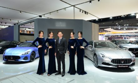 Maserati เล่นใหญ่! เอาใจสาวกตรีศูล จัดแสดงยนตรกรรม 3 รุ่นใหม่ ในงานบางกอก อินเตอร์เนชั่นแนล มอเตอร์โชว์ 2019     26 มีนาคม 2562 กรุงเทพฯ, มาเซราติ ประเทศไทย ผู้นำเข้าและจำหน่ายรถยนต์ มาเซราติ อย่างเป็นทางการแต่เพียงผู้เดียวในประเทศไทย ภายใต้กลุ่มบริษัท มาสเตอร์ กรุ๊ป คอร์ปอเรชั่น (เอเชีย) จำกัด หรือ เอ็มจีซี-เอเชีย สร้างกระแสในงานมอเตอร์โชว์ให้พิเศษกว่าทุกครั้ง ด้วยการจัดแสดงยนตรกรรม 3 รุ่นใหม่ คือ กรันทูริสโม ใหม่, ควอตโตรปอร์เต้ ใหม่ และ เลอวานเต้ วัลเคโน     ปิยะเทพ ศิวากาศ ผู้จัดการทั่วไป มาเซราติ ประเทศไทย เผยว่า “ปีที่ผ่านมา เราได้การตอบรับจากลูกค้าเพิ่มต่อเนื่อง ทั้งยอดขายรถใหม่และจำนวนรถที่มาเข้ารับบริการ โดยงานมอเตอร์โชว์ปีนี้ เรานำเสนอความพิเศษยิ่งขึ้น กับการจัดแสดงรถ 3 รุ่นใหม่ ที่รับรองว่าจะสร้างความตื่นตาตื่นใจ ให้สาวกรถยนต์กลุ่ม High-luxuryได้เป็นอย่างดี”     ++ Maserati New GranTurismo  มาเซราติ กรันทูริสโม ใหม่ สืบทอดสายพันธุ์สปอร์ตจีที 2+2 ที่นั่ง ปรับโฉมเพิ่มความสดใหม่ เปลี่ยนกระจังหน้าและกันชนหน้า-หลังให้ดูสปอร์ตขึ้น เครื่องยนต์วางหน้าแบบ Mid-Front กระจายน้ำหนักหน้า-หลัง 49:51 % เครื่องยนต์เบนซิน วี8 สูบ 4.7 ลิตร (Naturally-aspirated) 460 แรงม้า แรงบิด 520 นิวตันเมตร แผดเสียงอันเป็นเอกลักษณ์ของมาเซราติช่วงรอบสูง ส่งกำลังผ่านเกียร์อัตโนมัติ 6 จังหวะ อัตราเร่ง 0-100 กม./ชม. ภายใน 4.8 วินาที     ติดตั้งแดชบอร์ดดีไซน์ใหม่ นาฬิกา แป้นควบคุมแบบ Rotary Control พร้อมเปลี่ยนทัชสกรีนอเนกประสงค์ที่มีความละเอียดมากขึ้น เพิ่มความสุนทรีย์ตลอดการเดินทาง ด้วยเครื่องเสียง Harman Kardon Premium Sound System     ++ Maserati New Quattroporte  มาเซราติ ควอตโตรปอร์เต้ ซีดานสุดหรูที่ได้รับความไว้วางใจจากประธานาธิบดีของอิตาลี ใช้เป็นรถประจำตำแหน่ง ปรับโฉมเพิ่มความสดใหม่ รูปลักษณ์สะดุดตา เน้นเหลี่ยมสัน สะท้อนความบึกบึนและสง่างาม ไฟหน้าอะแด๊บทีฟ เมทริกซ์ แอลอีดี ดีไซน์ใหม่ให้ดูคมขึ้น ตัวถังลดน้ำหนักด้วยการใช้อะลูมิเนียมและแมกนีเซียม โดดเด่นกับประตูแบบไร้ขอบหน้าต่างทั้ง 4 บาน ให้มุมมองสปอร์ตแบบรถคูเป้ อีกทั้งยังมีการกระจายน้ำหนักหน้า-หลังดีเยี่ยม 50:50 %     ควอตโตรปอร์เต้ เป็นหนึ่งในซีดานหรูที่เร็วสุดในโลก กับท็อปสปีด 310 กม./ชม. มีเครื่องยนต์ให้เลือกทั้งเบนซินหรือดีเซล ส่งกำลังสู่ล้อคู่หลัง ผ่านเกียร์อัตโนมัติ 8 จังหวะ ของ ZF ห้องโดยสารใช้วัสดุที่ดีสุด อาทิ หนังแท้เกรดพรีเมียม ไม้เนื้อดี รวมถึง ‘คาร์บอนไฟเบอร์’ ที่นิยมใช้กับรถแข่ง     นอกจากนั้น มาเซราติ ก็เป็นรถแบรนด์เดียวที่ร่วมมือกับ ‘แอร์เมเนจิลโด เซนญา’ (Ermenegildo Zegna) แฟชั่นเฮาส์ระดับตำนาน รังสรรค์การตกแต่งภายในห้องโดยสารด้วยผ้าไหมสุดหรู ที่ผ่านการยอมรับว่ามีคุณภาพดีสุดในโลก (Zegna Silk) ครบถ้วนคุณสมบัติ ทั้งความสวยงาม ความทนทาน และการระบายอากาศที่ดีเยี่ยม ซึ่งรายละเอียดการตกแต่ง เปรียบเสมือนงานฝีมือสุดประณีต โดยมี 2 สไตล์การตกแต่งให้เลือก คือ กรันลุซโซ (หรูหรา) และ กรันสปอร์ต (สปอร์ต)     ++ Maserati Levante Vulcano  เลอวานเต้ เอสยูวียอดนิยมของ มาเซราติ เปิดตัวรุ่นใหม่ ต่อท้ายชื่อรุ่นด้วยคำว่า ‘วัลเคโน’ ผลิตจำกัด 150 คันทั่วโลก ตัวถังสีเทาด้าน Grigio Lava พร้อมชุดแต่ง Nerrissimo Pack ประกอบด้วยกระจังหน้าและโลโก้สัญลักษณ์โครเมียมรมดำ เพิ่มความสปอร์ตด้วยมือจับประตูสีเดียวกับตัวถัง กรอบหน้าต่างสีดำเงา Glossy Black ไฟท้ายสีเข้ม Dark Look พร้อมปลายท่อไอเสียแบบ Burnished และประตู Soft Close     ขับเคลื่อนอย่างเร้าใจด้วยเครื่องยนต์เบนซิน วี6 สูบ ทวินเทอร์โบ 350 แรงม้า ส่งกำลังสู่ล้อทั้ง 4 ผ่านเกียร์อัตโนมัติ 8 จังหวะ ห้องโดยสารสปอร์ตเต็มพิกัด ติดตั้งเบาะปรับไฟฟ้าทรงสปอร์ตหุ้มหนังแท้ Pieno Fiore บริเวณหมอนรองศีรษะปักโลโก้ พวงมาลัยหุ้มหนังแท้ และแต่งด้วยคาร์บอนไฟเบอร์ พร้อมแพดเดิลชิฟต์ ติดตั้งแผ่นป้ายโลหะบริเวณคอนโซลเกียร์ เพื่อแสดงถึงความพิเศษ เป็นโลโก้ตรีศูลและอักษร ‘ONE OF 150’ ระบบเครื่องเสียงเป็นของ Bower & Wilkins Premium Sound System ปิดท้ายความสปอร์ตด้วยคาลิเปอร์เบรกพ่นสีแดง จับคู่กับล้อแม็กผิวด้าน Helios ขอบ 21 นิ้ว     สำหรับลูกค้าที่จองรถยนต์ มาเซราติ ทุกรุ่น ในงานบางกอก อินเตอร์เนชั่นแนล มอเตอร์โชว์ 2019 จะได้รับสิทธิพิเศษ ขยายระยะการรับประกันเพิ่มในปีที่ 4 และปีที่ 5 ไม่จำกัดระยะทาง และพบเงื่อนไขพิเศษสำหรับเทรด-อินซูเปอร์คาร์     กิบลี่ เริ่มต้น 6.99 ล้านบาท (รวม PMP* 7.39 ล้านบาท)  เลอวานเต้ เริ่มต้น 7.09 ล้านบาท (รวม PMP 7.59 ล้านบาท)  ควอตโตรปอร์เต้ เริ่มต้น 9.89 ล้านบาท (รวม PMP 10.49 ล้านบาท)  กรันทูริสโม เริ่มต้น 14.39 ล้านบาท (รวม PMP 14.99 ล้านบาท)  กรันคาบริโอ เริ่มต้น 15.39 ล้านบาท (รวม PMP 15.99 ล้านบาท)  *PMP (Premium Maintenance Program)     มาเซราติ ในมอเตอร์โชว์ปีนี้ เล่นใหญ่! เอาใจสาวกตรีศูล จัดแสดงรถใหม่ถึง 3 รุ่น ตอบโจทย์ผู้ที่กำลังมองหายนตรกรรม High-luxury ที่มาพร้อมความแตกต่างตามแบบฉบับยนตรกรรมอิตาเลียน เชิญมาสัมผัสมนต์เสน่ห์แห่งความเป็นอิตาเลียนได้ที่งาน บางกอก อินเตอร์เนชั่นแนล มอเตอร์โชว์ 2019 ระหว่างวันที่ 27 มีนาคม – 7 เมษายน 2562 บูธ A5 แชลเลนเจอร์ ฮอลล์ 1-3 อิมแพค เมืองทองธานี