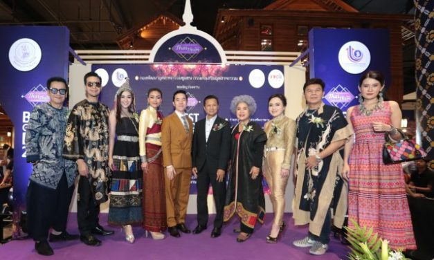 ‘น้องเพชร-ไกรสร’ นำนางงามขึ้นแคทวอล์ก แฟชั่นโชว์  งาน “Thai Thum BEST GOODS FAIR 2019”