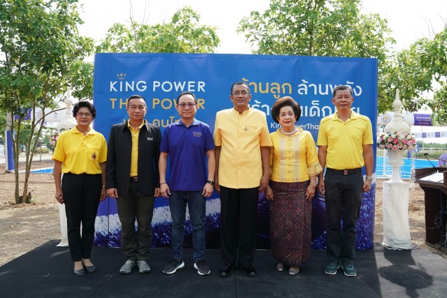 คิง เพาเวอร์ ไทย เพาเวอร์ พลังคนไทย ปล่อยคาราวานแจกลูกฟุตบอลทั่วไทย  ภายใต้โครงการ ‘ล้านลูก ล้านพลัง สร้างฝันเด็กไทย’ ปีที่ 3   ณ โรงเรียนหนองน้ำส้มวิทยาคม จ.พระนครศรีอยุธยา