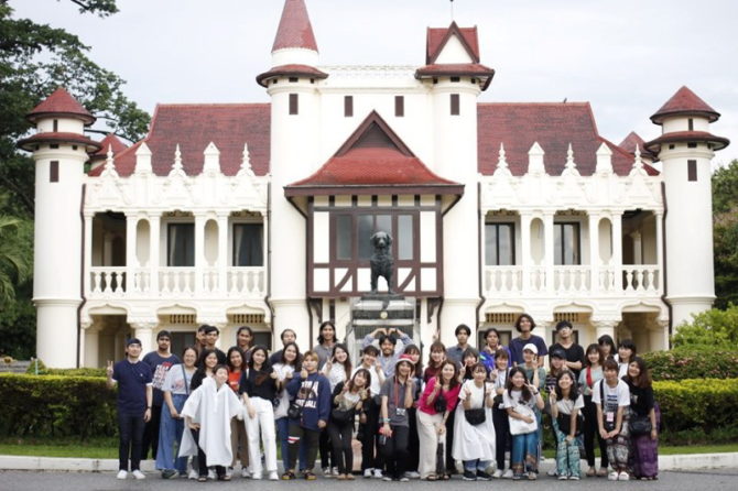 นศ.สถาปัตย์ ม.ศรีปทุม แท็กทีม Sugiyama Jogakuen University เข้าศึกษาเรียนรู้สถาปัตยกรรมไม้จากภูมิปัญญาพื้นถิ่นไทย  “เถรอดเพล วัดไทร” นครปฐม