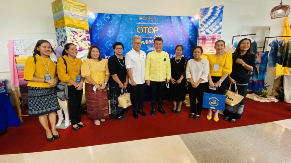 อธิบดี พช. ให้กำลังใจผู้ประกอบการโอทอปในงาน “OTOP Thai to Songkhla และงานสานสัมพันธ์สองแผ่นดิน 2563” แค่ 2 วันยอดขายพุ่งกว่า 14 ล้าน พร้อมขอบคุณช่วยอุดหนุนสินค้าชุมชน หลังผ่อนคลายวิกฤติโควิด-19