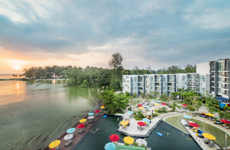 “แคสเซีย ภูเก็ต” (Cassia Phuket) โรงแรมบูติกสไตล์ใหม่ใจกลางเกาะภูเก็ต เตรียมจัดงาน “ลากูน่า ภูเก็ต ไพรด์” (Laguna Phuket Pride) ครั้งแรกและครั้งยิ่งใหญ่ ชวนชาวสีรุ้งในภูเก็ตและทั่วไทย ทั้งชาวไทยและชาวต่างชาติที่อาศัยในประเทศไทย ร่วมสร้างปรากฏการณ์สาดสีสันวันสงกรานต์ ตอกย้ำจุดยืนความเท่าเทียมเพศทางเลือก ในวันที่ 12 – 15 เมษายนนี้ สนุกแบบได้สาระกับกิจกรรมสุดจัดจ้าน ไม่ว่าจะเป็น เวทีอภิปรายในหัวข้อต่าง ๆ เกี่ยวกับกลุ่ม LGBTQ+ อัพเดทความเคลื่อนไหวการยอมรับในความเท่าเทียม และย้ำเตือนถึงสิ่งที่จะต้องผลักดันให้เกิดขึ้นในสังคม นำโดยนักเคลื่อนไหวไอคอนคนดังเมืองไทยที่จะมาร่วมตอกย้ำความเป็นอันหนึ่งอันเดียวในงานครั้งประวัติศาสตร์ครั้งนี้ ไฮไลท์คือขบวนพาเหรดชาวไพรด์สุดปัง ปิดท้ายด้วยปาร์ตี้และเซอร์ไพรส์มากมายในสไตล์ “แคสเซีย ภูเก็ต” พิเศษสุด! โปรโมชั่นแพ็คเกจห้องพัก 5 วัน 4 คืน ราคาเริ่มต้นเพียง 7,186 บาท รวมอาหารเช้าสำหรับ 2 ท่าน และรถรับ-ส่งจากสนามบินนานาชาติภูเก็ตฟรี (ตามตารางเวลา) “แคสเซีย ภูเก็ต” โรงแรมน้องใหม่ในเครือบันยันทรี ดีไซน์ในรูปแบบสไตล์โมเดิร์น เพื่อถ่ายทอดวัฒนธรรมของภูมิภาคผ่านลวดลายกราฟฟิตี้สีสันสดใส เป็นส่วนหนึ่งของ “ลากูน่า ภูเก็ต รีสอร์ท” จุดหมายปลายทางแห่งการพักผ่อนที่ครบวงจรที่มีชื่อเสียงระดับโลก ประกอบด้วยห้องพักจำนวน 221 ห้อง ในดีไซน์แบบลอฟท์ ทั้งแบบหนึ่งห้องนอนและสองห้องนอน แยกสัดส่วนเป็นห้องนั่งเล่นและห้องครัวพร้อมอุปกรณ์ครบครัน พร้อมวิวสวน ทะเลสาบ และมหาสมุทร มุ่งเน้นการบริการที่รองรับผู้เข้าพักคนรุ่นใหม่ด้วยไลฟ์สไตล์แอคทีฟแบบไม่รู้เบื่อ สอบถามเพิ่มเติมหรือสำรองห้องพักได้ที่ โทร. 076 356 999