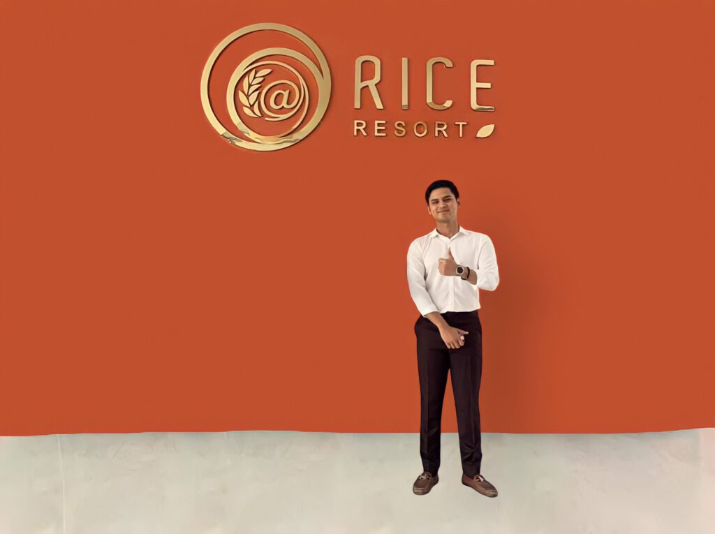 นายคมพัฒน์ ป่านแก้ว กรรมการผู้จัดการ โรงแรม At Rice resort จังหวัดนครนายก