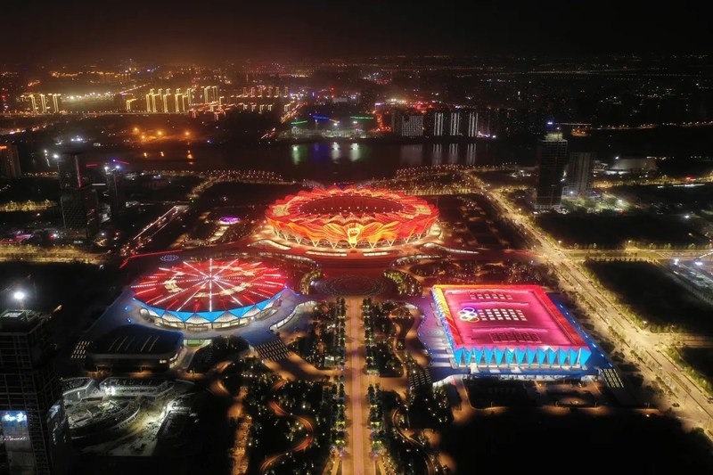 เมืองซีอานเตรียมเปิดฉากการแข่งขันกีฬาแห่งชาติครั้งที่ 14 พร้อมก้าวสู่การเป็นเมืองแห่งการขับเคลื่อนด้านกีฬา  ซีอาน, จีน–17 ส.ค.–พีอาร์นิวส์ไวร์/ อินโฟเควสท์  การแข่งขันกีฬาแห่งชาติครั้งที่ 14 ของจีน ซึ่งเป็นงานกีฬาระดับชาติที่ใหญ่ที่สุดของประเทศที่จัดขึ้นทุกๆ สี่ปี จะเริ่มต้นขึ้นในวันที่ 15 กันยายน 2564 ที่เมืองซีอาน ซึ่งเป็นที่ตั้งของหุ่นนักรบดินเผา มรดกโลกที่ได้รับการรับรองจากองค์การยูเนสโก คาดการณ์ว่าการแข่งขันกีฬากีฬาครั้งนี้จะทำให้เมืองซีอาน ซึ่งเป็นเมืองหลวงประจำมณฑลและเมืองหลวงแห่งราชวงศ์จีน 13 ราชวงศ์ กลับมามีชีวิตชีวาอย่างยิ่งใหญ่อีกครั้ง  คาดว่าการเป็นเจ้าภาพจัดการแข่งขันครั้งนี้จะช่วยเพิ่มความสำคัญของเมืองบนเวทีระหว่างประเทศได้อย่างมาก เนื่องจากงานกีฬาที่มีความสำคัญในระดับนี้ไม่เพียงแต่เป็นการแข่งขันระหว่างทีมต่างๆ เท่านั้น แต่ยังเป็นเวทีสำหรับการสื่อสารและการสาธิตอีกด้วย การอาศัยโอกาสทางยุทธศาสตร์ที่เกิดขึ้นจากโครงการ Belt and Road Initiative (BRI) และการสร้างจุดเริ่มต้นใหม่ของ Silk Road Economic Belt (SREB) ทำให้เมืองแห่งนี้กำลังเร่งการพัฒนาในภาคกีฬา สิ่งนี้จะอำนวยความสะดวกในการบูรณาการและการจัดสรรทรัพยากรการกีฬาต่างๆ โดยมีเป้าหมายในการบรรลุการประสานงานและการพัฒนาชุดของอุตสาหกรรมที่เกี่ยวข้องกับการกีฬาในจังหวัดและภูมิภาคต่างๆ พัฒนาการสื่อสารกับประเทศต่างๆ ทั่วโลก  การใช้แนวทางเชิงรุกเพื่อสร้างภาคส่วนกีฬาเป็นแนวทางปฏิบัติที่จะช่วยให้ชาวซีอานมีสุขภาพที่ดีและแข็งแรงยิ่งขึ้น รวมทั้งเพิ่มระดับความสุขของประชาชนและความรู้สึกที่ว่าพวกเขาได้มองเห็นการพัฒนาที่เกิดขึ้นจริงในชีวิตประจำวันของพวกเขา  ซีอานได้สร้างฟิตเนสที่เพียงพอเพื่อให้ประชาชนทุกคนที่อาศัยอยู่มีสถานที่สำหรับการออกกำลังกาย นับตั้งแต่ปี 2552 ซีอานได้สร้างจุดออกกำลังกายกว่า 10,000 แห่งทั่วเมือง ซึ่งหมายความว่าทุกคนจะอยู่ห่างจากจุดออกกำลังกายไม่เกิน 15 นาที ในเดือนมีนาคมของปีนี้ ทางเมืองยังได้ติดตั้งเครื่องออกกำลังกายจำนวน 4,280 เครื่องในชุมชนชนบทของเมืองซีอานสำหรับคนงานเกษตรกรรมในพื้นที่ รวมทั้งได้ปูทางวิ่งและทางจักรยานสาธารณะกว่า 2,200 ช่องทาง และจัดกิจกรรมฟิตเนสระดับชาติซึ่งจะมีจำนวนมากกว่า 600 ครั้งภายในปีนี้ ปัจจุบันจำนวนผู้เข้าร่วมกิจกรรมออกกำลังกายในรูปแบบใดรูปแบบหนึ่งคิดเป็นร้อยละ 50 ของประชากรในเมือง ในขณะที่พื้นที่ออกกำลังกายเฉลี่ยอยู่ที่ 2 ตารางเมตร  ซีอานยังกำลังสร้างสนามกีฬาหลายแห่ง โดยศูนย์กีฬาโอลิมปิกซีอานได้กลายเป็นสถานที่สำคัญแห่งใหม่ของเมือง ในขณะที่สิ่งอำนวยความสะดวกด้านกีฬาที่สำคัญ เช่น ศูนย์ฝึกกีฬาซีอาน ศูนย์ฟุตบอลนานาชาติซีอาน และศูนย์ฝึกและจัดการแข่งขันกีฬาทางน้ำประจำเมืองซีอานยังอยู่ในขั้นตอนการวางแผนหรืออยู่ระหว่างการก่อสร้าง  ภายในปี 2565-2568 จะมีการจัดงานกีฬาในประเทศและต่างประเทศมากกว่า 40 รายการที่เมืองซีอานทุกปี และคาดว่าจะมีการจัดกิจกรรมอิสระที่เกี่ยวข้องกับแบรนด์กีฬาเดี่ยว 2-3 รายการ ณ เมืองซีอานภายในปี 2568 ซึ่งจะทำให้ซีอานกลายเป็นเมืองหลวงด้านกีฬาที่มีชื่อเสียงระดับโลกภายในปี 2578