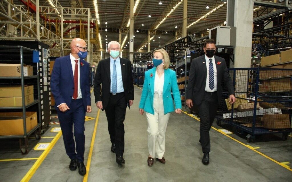 รัฐมนตรีว่าการกระทรวงต่างประเทศสหราชอาณาจักร ‘ลิซ ทรัสส์’ เยี่ยมชมโรงงาน ไทรอัมพ์ มอเตอร์ไซเคิลส์ ในประเทศไทย