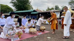 ผู้ว่าราชการจังหวัดแม่ฮ่องสอน นำหัวหน้าส่วนราชการและพุทธศาสนิกชนร่วมพิธีทำบุญตักบาตร เนื่องในเทศกาลวันวิสาขบูชา ปี 2565