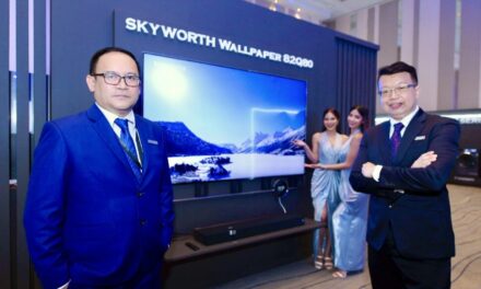 SKYWORTH เปิดตัวโทรทัศน์ OLED รุ่น W82 จอปรับโค้งหรือปรับตรงได้ รุ่นแรกในประเทศไทย  ภายใต้แนวคิด Transform Your World ราคาเครื่องละ 1 ล้านบาท