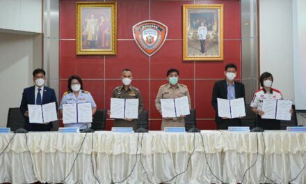พิธีลงนามความร่วมมือว่าด้วยการเสริมสร้างวินัยจราจรเพื่อความปลอดภัยทางถนนด้วยมาตรการองค์กร  ระหว่าง กองบัญชาการตำรวจนครบาล กรุงเทพมหานคร  การนิคมอุตสาหกรรมแห่งประเทศไทย ศูนย์วิชาการเพื่อความปลอดภัยทางถนน  บริษัท ไทยฮอนด้า จำกัด และ บริษัท กลางคุ้มครองผู้ประสบภัยจากรถ จำกัด