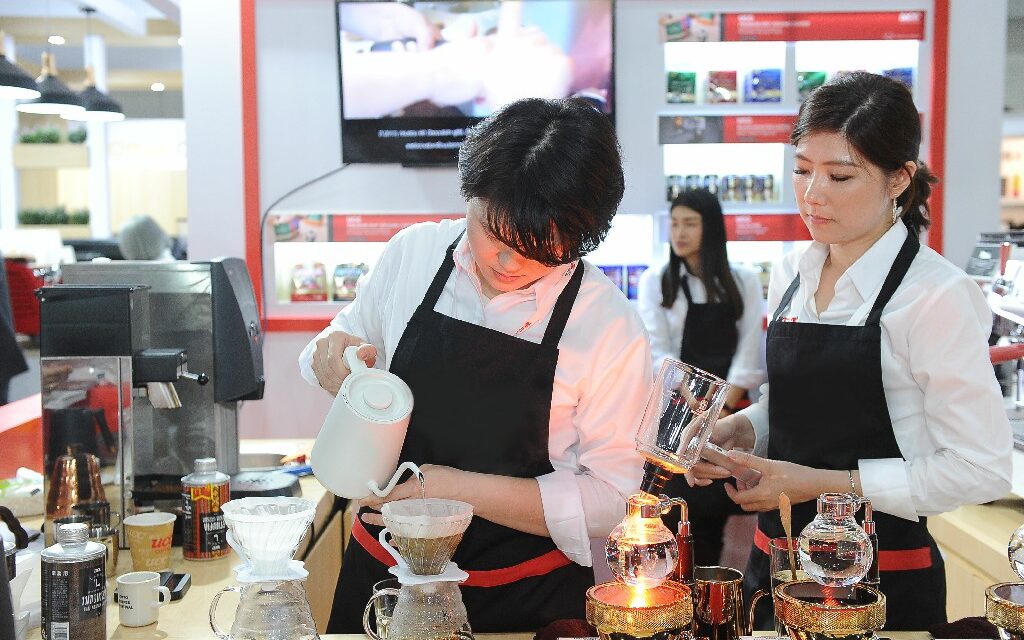 เทรนด์ธุรกิจกาแฟ-เบเกอรี่ ยังเป็นดาวรุ่ง มูลค่าตลาดสูงกว่า 90,000 ล้าน ด้านผู้จัดงาน Food & Hospitality Thailand 2022 จับกระแสเพิ่มโซนใหม่ กาแฟและเบเกอรี่ นำผู้ผลิตวัตถุดิบพรีเมี่ยมและอุปกรณ์ชั้นนำทั่วโลกร่วมจัดแสดง