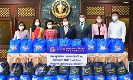 ‘ผู้ว่าฯ ชัชชาติ’ รับมอบถุงยังชีพจาก TOA เพื่อส่งต่อความช่วยเหลือให้พี่น้องชาว กทม.  ในโครงการ BKK Food Bank