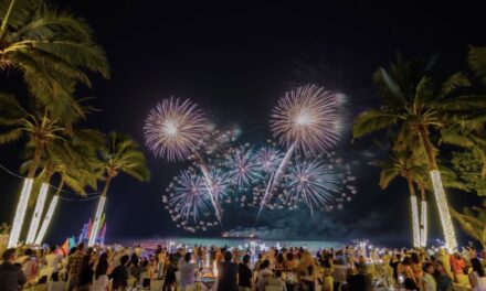 เก็บตก ‘พลุปีใหม่’ 2566 สุดอลังกว่า 2,023 ดอก ในหัวหินกลางทะเล ที่อินเตอร์คอนติเนนตัล หัวหิน รีสอร์ท  เติมเต็มความสดชื่นส่งท้ายปีในงาน “Hua Hin Beach  Countdown 2023 presented by Pepsi”