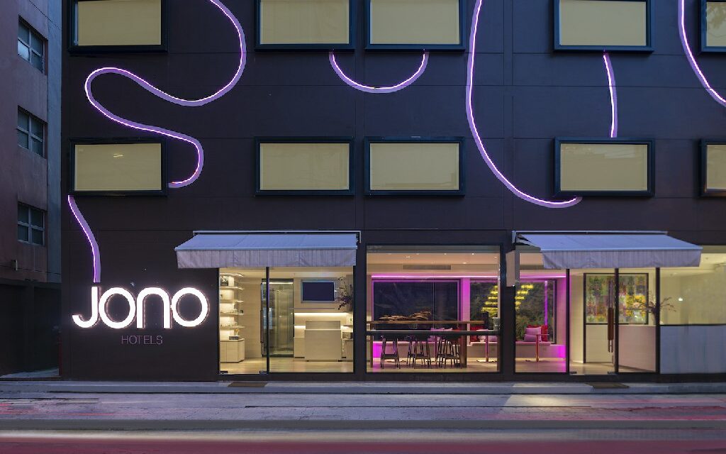เปิดตัวแบรนด์ “Jono Hotels” ผุดโรงแรม 2 แห่งแรกในกรุงเทพฯ และภูเก็ต  ตอบรับเทรนด์นักเดินทางยุคใหม่และ Digital Nomad จากทั่วโลกที่มองหาความคุ้มค่า  Jono Hotels แบรนด์ไลฟ์สไตล์ใหม่ ที่นำเสนอทุกสิ่งที่นักเดินทางยุคใหม่ต้องการแบบครบวงจร  ตั้งแต่การเข้าพักที่มีสไตล์และเป็นกันเองใจกลางกรุงเทพฯ หรือภูเก็ต ไปจนถึงมอบการเชื่อมต่อที่ไร้รอยต่อกับจุดหมายปลายทาง