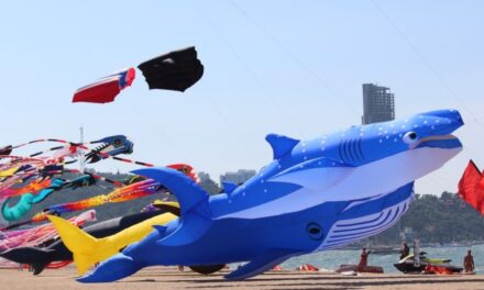 ตื่นตากับว่าวยักษ์หลากสีสันเต็มท้องฟ้า ในเทศกาล “Pattaya International Kite On The Beach 2023” ท้าลมหน้าชายหาด “เซ็นทรัล พัทยา” ยาวกว่า 500 เมตร