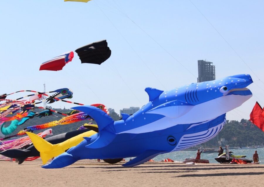 ตื่นตากับว่าวยักษ์หลากสีสันเต็มท้องฟ้า ในเทศกาล “Pattaya International Kite On The Beach 2023” ท้าลมหน้าชายหาด “เซ็นทรัล พัทยา” ยาวกว่า 500 เมตร