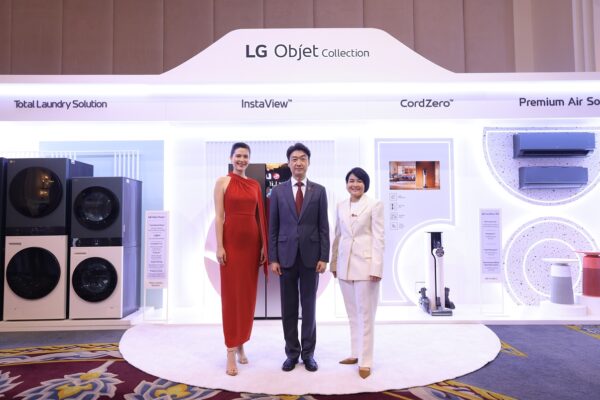 • ครั้งแรกในไทย เปิดตัว “LG Objet Collection” กลุ่มผลิตภัณฑ์เครื่องใช้ไฟฟ้าระดับพรีเมียมที่มาพร้อมนวัตกรรมเพื่อผู้บริโภค และเสริมสไตล์การตกแต่งบ้านให้น่าอยู่ยิ่งขึ้น • ไลน์อัพเครื่องใช้ไฟฟ้าภายในบ้านเพื่อความยั่งยืนที่ครบครัน ได้แก่ เครื่องปรับอากาศ เครื่องฟอกอากาศ เครื่องซักผ้าและเครื่องอบผ้า ตู้เย็น ตู้ถนอมผ้า และเครื่องดูดฝุ่น บริษัท แอลจี อีเลคทรอนิคส์ (ประเทศไทย) จำกัด นำโดย มร. ซองฮัน จาง (กลาง) ประธานกรรมการบริหาร และนางสาวอาภัสรา สังขวิจิตร (ขวา) ผู้จัดการอาวุโสฝ่ายสื่อสารการตลาด ส่งทัพนวัตกรรมเครื่องใช้ไฟฟ้า 34 รุ่น พร้อมเปิดตัว “LG Objet Collection” พร้อมเปิดตัว “LG Objet Collection” นวัตกรรมเครื่องใช้ไฟฟ้าระดับพรีเมียมเป็นครั้งแรกในประเทศไทย ภายในงานเปิดตัวยังมีคุณมารีญา พูลเลิศลาภ (ซ้าย) ผู้ให้ความสำคัญและสนับสนุนการอนุรักษ์สิ่งแวดล้อมและความยั่งยืน มาร่วมเป็นแขกรับเชิญในงานเพื่อแลกเปลี่ยนมุมมองเรื่อง ‘ความยั่งยืนกับนวัตกรรมเพื่อชีวิตที่ดีกว่า’ ทั้งนี้ งานดังกล่าวจัดขึ้นเมื่อเร็ว ๆ นี้ ที่โรงแรม ดิ แอทธินี โฮเทล แบงค็อก กรุงเทพฯ, 13 กุมภาพันธ์ 2566 – บริษัท แอลจี อีเลคทรอนิคส์ (ประเทศไทย) จำกัด ผู้นำระดับโลกด้านนวัตกรรมเครื่องใช้ไฟฟ้าภายในบ้าน ตอบรับเทรนด์ความยั่งยืนโลก ส่งทัพนวัตกรรมเครื่องใช้ไฟฟ้า 34 รุ่น ครบครันที่สุดเท่าที่เคยมีมา ประกอบด้วยผลิตภัณฑ์ในกลุ่มเครื่องใช้ไฟฟ้าภายในบ้านและเครื่องปรับอากาศที่ได้รับการออกแบบโดยคำนึงถึงความยั่งยืนและมุ่งเน้นการยกระดับคุณภาพชีวิตของผู้บริโภค พร้อมเปิดตัว “LG Objet Collection” ครั้งแรกในประเทศไทย โดดเด่นด้วยนวัตกรรมเครื่องใช้ไฟฟ้าระดับพรีเมียมที่มุ่งตอบโจทย์ไลฟ์สไตล์การใช้ชีวิตอย่างยั่งยืนของคนรุ่นใหม่ และเสริมสไตล์การตกแต่งบ้านให้น่าอยู่ยิ่งขึ้น นอกจากนี้ แอลจียังได้ประกาศวิสัยทัศน์ด้านความยั่งยืนที่สอดคล้องกับการดำเนินงานของแอลจีในระดับโลกที่มุ่งสร้างชีวิตที่กว่าสำหรับทุกคน (Better Life for All) โดยภายในงานเปิดตัวไลน์อัพสินค้าเครื่องใช้ไฟฟ้าประจำปี พ.ศ. 2566 ยังได้รับเกียรติจาก “คุณมารีญา พูลเลิศลาภ” ผู้ให้ความสำคัญและสนับสนุนการอนุรักษ์สิ่งแวดล้อมและความยั่งยืน มาร่วมเป็นแขกรับเชิญในงานเพื่อแลกเปลี่ยนมุมมองเรื่อง ‘ความยั่งยืนกับนวัตกรรมเพื่อชีวิตที่ดีกว่า’ อีกด้วย มร. ซองฮัน จาง ประธานกรรมการบริหาร บริษัท แอลจี อีเลคทรอนิคส์ (ประเทศไทย) จำกัด กล่าวว่า “แอลจี ประเทศไทย สานต่อวิสัยทัศน์ด้านสิ่งแวดล้อม สังคม และบรรษัทภิบาล (Environmental, Social, and Governance: ESG) จากการดำเนินงานของแอลจีในระดับโลก ประกาศวิสัยทัศน์ด้านความยั่งยืนประจำปี 2566 โดยมุ่งเน้นการสร้างสรรค์นวัตกรรมเพื่อพัฒนาคุณภาพชีวิตของผู้คนให้ดียิ่งขึ้น เพื่อสอดรับกับไลฟ์สไตล์ผู้บริโภคยุคปัจจุบันที่ให้ความสำคัญกับอนาคตที่ยั่งยืน ผ่านการนำเสนอไลน์อัพเครื่องใช้ไฟฟ้าใหม่ล่าสุดที่มุ่งเน้นการยกระดับคุณภาพชีวิตของผู้บริโภค ในขณะที่แผนการดำเนินงานในปีนี้ยังเตรียมนำเสนอนวัตกรรมเครื่องใช้ไฟฟ้าใหม่ ๆ ที่ให้ความสำคัญกับความเป็นมิตรต่อสิ่งแวดล้อมในทุกขั้นตอนของวงจรชีวิตผลิตภัณฑ์ ซึ่งสอดคล้องกับเป้าหมายของแอลจีระดับโลกในการลดการปล่อยก๊าซเรือนกระจกในการผลิตสินค้าลง 50 เปอร์เซ็นต์ เมื่อเทียบกับปี พ.ศ. 2560 เพื่อทำให้วิสัยทัศน์ Better Life for All กลายเป็นจริง” นางสาวอาภัสรา สังขวิจิตร ผู้จัดการอาวุโสฝ่ายสื่อสารการตลาด บริษัท แอลจี อีเลคทรอนิคส์ (ประเทศไทย) จำกัด กล่าวว่า “จากวิสัยทัศน์ดังกล่าว เป็นที่มาของแนวทางการดำเนินงานของ แอลจี ประเทศไทย ในปีนี้ที่มุ่งเน้นการนำเสนอไลน์อัพผลิตภัณฑ์ในกลุ่มเครื่องใช้ไฟฟ้าภายในบ้านและเครื่องปรับอากาศที่ครบครัน ตอบโจทย์ผู้บริโภคยุคใหม่ที่ใส่ใจเรื่องความยั่งยืน ทั้งในแง่ฟังก์ชันการใช้งานอัจฉริยะ คุณภาพและความทนทาน ตัวช่วยประหยัดไฟ พร้อมลดผลกระทบต่อสิ่งแวดล้อม รวมถึงการตอบสนองเรื่องสุขภาพและความเป็นอยู่ของผู้บริโภค พร้อมกันนี้ ยังได้เปิดตัว LG Objet Collection ซึ่งเป็นกลุ่มผลิตภัณฑ์เครื่องใช้ภายในบ้านระดับพรีเมียมที่โดดเด่นทั้งนวัตกรรมเพื่อยกระดับคุณภาพชีวิตของผู้บริโภค และการออกแบบมาเพื่อสร้างความสวยงาม เสริมสไตล์ตกแต่งบ้านให้น่าอยู่ยิ่งขึ้น สอดรับกับไลฟ์สไตล์ผู้บริโภคยุคใหม่ที่ให้ความสำคัญทั้งเรื่องฟังก์ชันที่ครบครันและดีไซน์ที่สวยงาม” นวัตกรรมเครื่องใช้ไฟฟ้าของแอลจีที่เปิดตัวในปีนี้ทั้งหมด 34 รุ่น ประกอบด้วย ผลิตภัณฑ์ในกลุ่มเครื่องใช้ไฟฟ้าภายในบ้าน ได้แก่ ผลิตภัณฑ์ในกลุ่มเครื่องปรับอากาศ ได้แก่ เครื่องปรับอากาศภายในบ้าน 4 รุ่น เครื่องฟอกอากาศ 1 รุ่น เครื่องซักผ้าและเครื่องอบผ้าในเครื่องเดียวกัน 1 รุ่น เครื่องซักผ้าฝาหน้า 11 รุ่น เครื่องซักผ้าฝาบน 4 รุ่น ตู้ถนอมผ้า 1 รุ่น ตู้เย็น 5 รุ่น เครื่องดูดฝุ่นแบบไร้สาย 4 รุ่น และเครื่องดูดฝุ่นแบบถังเก็บฝุ่น 3 รุ่น สำหรับกลุ่มผลิตภัณฑ์ LG Objet Collection มาพร้อมฟีเจอร์การใช้งานที่ส่งเสริมไลฟ์สไตล์การใช้ชีวิตแบบยั่งยืน ด้วยการเชื่อมต่อแอปพลิเคชัน LG ThinQ™ เพื่อสั่งงาน ควบคุม และตรวจสอบการทำงานผ่านสมาร์ทโฟนได้ทุกที่ทุกเวลา อีกทั้งโดดเด่นด้วยส่วนผสมสีเขียวแบบพรีเมียมอันเป็นเอกลักษณ์ของคอลเลคชันนี้ที่ช่วยเพิ่มความเรียบหรูและทันสมัยให้กับการตกแต่งบ้าน โดยในคอลเลคชันใหม่นี้ประกอบด้วย • LG ART COOLTM: เครื่องปรับอากาศภายในบ้านที่ขับเคลื่อนด้วยระบบ ดูอัล อินเวอร์เตอร์ (Dual Inverter) ประหยัดพลังงานยิ่งขึ้นและทำความเย็นได้เร็วขึ้น มาในสีเขียวมหาสมุทรที่ช่วยปรับสมดุลบรรยากาศภายในบ้านให้ผ่อนคลายและเหมาะแก่การพักผ่อน • LG Wash Tower: เครื่องซักผ้าและเครื่องอบผ้าในเครื่องเดียวที่มาในรูปแบบทาวเวอร์ โดดเด่นที่แผงควบคุมตรงกลางเดียวกันพร้อม Smart Pairing ที่เชื่อมต่อโปรแกรมการอบผ้าต่อจากการทำงานของเครื่องซักผ้าโดยอัตโนมัติ ตอบโจทย์การประหยัดเวลาในการทำงานบ้าน พร้อมประหยัดพื้นที่การใช้งาน พร้อมฟังก์ชันอัจฉริยะ AI DD™ช่วยทำความสะอาดผ้าได้ล้ำลึกและอ่อนโยน • LG InstaView Door-in-DoorTM: ตู้เย็นดีไซน์พรีเมียม มาพร้อมด้วยเทคโนโลยี InstaView ที่ทำให้มองเห็นด้านในตู้เย็นโดยไม่ต้องเปิดประตู เพียงเคาะ 2 ครั้ง นอกจากจะช่วยประหยัดพลังงานแล้ว ยังช่วยให้อาหารในตู้เย็นสดใหม่ยาวนานยิ่งขึ้น และเทคโนโลยี Hygiene Fresh+TM ที่มากับระบบกรองอากาศ 5 ขั้นตอน ช่วยกำจัดแบคทีเรียและกลิ่นไม่พึงประสงค์ได้อย่างมีประสิทธิภาพ ผสมผสานด้วยเทคโนโลยี Linear CoolingTM ที่ช่วยเก็บอาหารให้สดนานยิ่งขึ้น ควบคุมอุณหภูมิให้คงที่ ทำความเย็นได้อย่างสม่ำเสมอ • LG CordZero™ A9 All-in-One Tower: เครื่องดูดฝุ่นไร้สาย โดดเด่นด้วยแท่นชาร์จแบตเตอรี่ที่สามารถขจัดฝุ่นจากถังเก็บฝุ่นได้อัตโนมัติ เพื่อเพิ่มระดับความสะดวกสบายสูงสุดให้แก่ผู้ใช้ ช่วยลดความเสี่ยงจากการสัมผัสฝุ่น พร้อมเทคโนโลยี Kompressor™ ช่วยบีบอัดฝุ่นและสิ่งสกปรก ได้มากถึง 2.4 เท่า ทำให้มีพื้นที่จัดเก็บฝุ่นเพิ่มขึ้น • LG Styler: ตู้ถนอมผ้าที่มาพร้อมเทคโนโลยี TrueSteamTM มอบประสบการณ์การดูแลเสื้อผ้าที่ต้องการการดูแลเป็นพิเศษแบบ 4-in-1 ทั้งฆ่าเชื้อ ขจัดกลิ่นอับ ช่วยให้ผ้าเรียบ และผ้าแห้งนุ่มฟู เพิ่มพื้นที่การใช้งานด้วยราวแขวนผ้าถึง 5 ราว ช่วยให้อบผ้าพร้อมกันได้หลายชิ้นจึงประหยัดเวลาและพลังงานมากขึ้น แอลจียังได้เปิดตัวเครื่องปรับอากาศภายในบ้าน LG DUALCOOL Master รุ่น IHQ ที่ช่วยให้ผู้บริโภคประหยัดค่าไฟสูงสุด การันตีด้วยฉลากประหยัดไฟเบอร์ 5 ระดับ 3 ดาว และยังคำนึงถึงเรื่องความสะอาดของอากาศเพราะสามารถกำจัดเชื้อแบคทีเรียที่เป็นอันตรายในอากาศได้กว่า 99.9 เปอร์เซ็นต์ ด้วยเทคโนโลยี Plasmaster Ionizer++ พร้อมอำนวยความสะดวกเรื่องการควบคุมสั่งงานได้จากทุกที่ และตรวจสอบค่าไฟได้แบบเรียลไทม์ผ่านแอปพลิเคชัน LG ThinQ™ นอกจากนี้ แอลจียังตระหนักดีถึงความสำคัญของเรื่องสุขภาพและความเป็นอยู่ที่ดีของผู้บริโภค รวมถึงช่วยให้ผู้บริโภคชาวไทยรับมือกับปัญหาฝุ่น PM2.5 ในปัจจุบัน จึงได้เปิดตัว LG PuriCare 360 Hit เครื่องฟอกอากาศที่มาในขนาดกะทัดรัดยิ่งขึ้น แต่ยังคงเอกลักษณ์ด้วยดีไซน์แบบ 360 องศาเพื่อกรองและฟอกฝุ่นขนาดเล็ก ก๊าซ กลิ่นไม่พึงประสงค์และสารระเหยในหลายขั้นตอน กระจายอากาศสะอาดบริสุทธิ์ได้อย่างรอบทิศทาง นอกจากนี้ แอลจียังเอาใจลูกค้าที่ชื่นชอบการตกแต่งบ้านด้วยโทนสีสันสดใส ด้วยการส่ง LG Macaron ตู้เย็น 2 ประตูรุ่นใหม่ มาใน 3 สี ได้แก่ สีฟ้าพาสเทล (Clay Mint) สีเบจ (Beige) และสีชมพูพาสเทล (Clay Pink) พร้อมประสิทธิภาพการทำงานด้วยเทคโนโลยีที่ครบครัน ทั้ง Door Cooling+TM ที่มีจุดปล่อยลมเย็นบนบานประตูด้านบน ช่วยสร้างความเย็นได้อย่างรวดเร็วและทั่วถึง และ Linear CoolingTM ช่วยควบคุมความเย็นให้คงที่และสม่ำเสมอ ตู้เย็น LG Macaron รุ่นใหม่นี้จึงตอบโจทย์ผู้บริโภค Gen Z ได้เป็นอย่างดี ทั้งในแง่ประสิทธิภาพการใช้งาน และการเสริมสไตล์ตกแต่งบ้านอย่างลงตัว เพื่อมอบประสบการณ์อากาศเย็นสดชื่นและบริสุทธิ์ พร้อมความคุ้มค่าและประหยัดพลังงาน แอลจีขอเชิญชวนผู้บริโภคชาวไทยมาเปลี่ยนไลฟ์สไตล์ให้ยั่งยืนยิ่งขึ้นด้วยตัวเลือกนวัตกรรมเครื่องใช้ไฟฟ้าใหม่ 34 รุ่นของแอลจี ที่พร้อมวางจำหน่ายแล้วตั้งแต่วันนี้เป็นต้นไป สอบถามรายละเอียดเพิ่มเติมได้ที่ตัวแทนจำหน่ายของแอลจีทั่วประเทศ และศูนย์ข้อมูลแอลจี 0-2057-5757 และสามารถดูข้อมูลเพิ่มเติมพร้อมติดตามกิจกรรมต่าง ๆ จากแอลจีได้ทาง