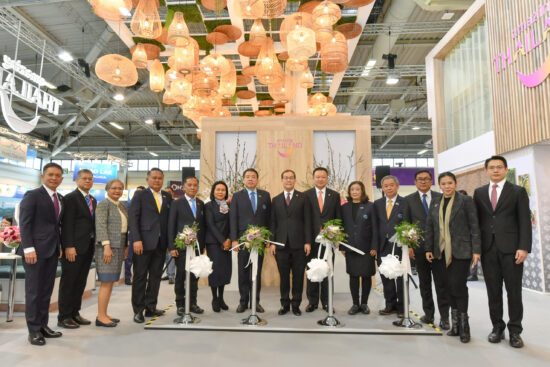 การท่องเที่ยวแห่งประเทศไทย (ททท.) สร้างกระแส “Visit Thailand Year 2023: Amazing New Chapters” ในงาน ITB Berlin 2023 ระหว่างวันที่ 7 – 9 มีนาคม 2566 ณ ศูนย์การจัดนิทรรศการ Messe Berlin Exhibition Ground กรุงเบอร์ลิน สหพันธ์สาธารณรัฐเยอรมนี ชู Soft Power 5F ควบคู่แนวคิด Meaningful Travel และการท่องเที่ยวอย่างรับผิดชอบ พร้อมนำทัพผู้ประกอบการ 70 ราย จัดกิจกรรม B2B กระตุ้นตลาดนักท่องเที่ยวต่างชาติ มั่นใจสามารถผลักดันตลาดนักท่องเที่ยวคุณภาพจากยุโรปช่วยขับเคลื่อน รายได้จากนักท่องเที่ยวต่างชาติสู่ 1.5 ล้านล้านบาท ให้อุตสาหกรรมท่องเที่ยวไทยเติบโตได้อย่างยั่งยืน นายยุทธศักดิ์ สุภสร ผู้ว่าการ ททท. กล่าวว่า งาน Internationale Tourismus Borse หรือ ITB Berlin เป็นมหกรรมส่งเสริมการขายทางการท่องเที่ยวที่ใหญ่และสำคัญที่สุดของโลก ซึ่งจัดขึ้นต่อเนื่องเป็นครั้งที่ 56 ณ ศูนย์การจัดนิทรรศการ Messe Berlin Exhibition Ground กรุงเบอร์ลิน สหพันธ์สาธารณรัฐเยอรมนี ในครั้งนี้ ททท. ได้เข้าร่วมงานฯ เป็นครั้งที่ 48 โดยได้ออกแบบคูหาภายใต้แนวคิด Visit Thailand Year 2023: Amazing New Chapters สร้างกระแสการรับรู้ต่อปีท่องเที่ยวไทย 2566 โดยเน้นการนำเสนอประสบการณ์การท่องเที่ยวที่มีความหมาย (Meaningful Travel) ผ่าน Soft Power ของประเทศไทย ทั้ง 5F : Food Film Fashion Festival Fight รวมถึงสินค้าท่องเที่ยวเชิงสุขภาพ (Health & Wellness) พร้อมการตกแต่งภายในคูหายังปรับใช้แนวคิดด้านการท่องเที่ยวเชิงอนุรักษ์และการท่องเที่ยวอย่างยั่งยืน ซึ่งในปีนี้ ททท. ให้ความสำคัญกับการส่งเสริมการท่องเที่ยวอย่างยั่งยืน โดยกำลังพัฒนาแนวคิด Sustainable Tourism Goals (STGs) ซึ่งต่อยอดจาก 17 เป้าหมายการพัฒนาอย่างยั่งยืน (Sustainable Development Goals) ขององค์การสหประชาชาติ เพื่อเร่ง Shape Supply และยกระดับอุตสาหกรรมท่องเที่ยวไทยสู่การเป็นจุดหมายปลายทางที่ High Value และ Sustainable อย่างแท้จริง พิธีเปิดคูหาประเทศไทยได้รับเกียรติจาก นายณัฐวัฒน์ กฤษณามระ เอกอัครราชทูต ณ กรุงเบอร์ลินให้เกียรติเป็นประธาน พร้อมด้วยนายโชติ ตราชู ประธานกรรมการ ททท. นายยุทธศักดิ์ สุภสร ผู้ว่าการ ททท. คณะกรรมการและผู้บริหาร ททท. เข้าร่วม โดยภายในคูหาประเทศไทย ททท. นำผู้ประกอบการธุรกิจท่องเที่ยวไทย 70 ราย พร้อมด้วยการบินไทยและสายการบินบางกอกแอร์เวย์ส เข้าร่วมงานเพื่อเจรจาธุรกิจกับผู้ประกอบการจาก 180 ประเทศทั่วโลก โดยนอกจากการเจรจาธุรกิจแล้ว ททท. ยังจัดกิจกรรมภายในคูหาประเทศไทยอีก 4 กิจกรรมหลัก ได้แก่ กิจกรรมสาธิต ภายใต้แนวคิด Health & Wellness และการท่องเที่ยวอย่างรับผิดชอบ (Responsible Tourism) กิจกรรม Thailand Mini Mart เชิญบริษัทนำเที่ยวที่มีศักยภาพจากตลาดยุโรป (Buyer) พบผู้ประกอบการไทยเพื่อสร้างโอกาสทางธุรกิจ กิจกรรม Thailand Press Conference เชิญสื่อมวลชนและบริษัทนำเที่ยวในตลาดยุโรปเข้าร่วมรับฟังนโยบายด้านการท่องเที่ยวไทย โดยเฉพาะการท่องเที่ยวอย่างรับผิดชอบ พร้อมนำเสนอแหล่งท่องเที่ยวที่น่าสนใจสำหรับนักท่องเที่ยวชาวยุโรป กิจกรรมให้ข่าวสารการท่องเที่ยว โดยจัดทำสื่อประชาสัมพันธ์ทั้งในรูปแบบ VDO และ E-brochure เพื่อนำเสนอแหล่งท่องเที่ยวเชื่อมโยงเมืองหลัก-เมืองรอง ในโอกาสนี้ ททท. ยังได้รับพระกรุณาธิคุณจากทูลกระหม่อมหญิงอุบลรัตนราชกัญญา สิริวัฒนาพรรณวดี เสด็จเข้าร่วมงาน เพื่อเยี่ยมชมคูหาประเทศไทยและพระราชทานสัมภาษณ์แก่สื่อมวลชน พร้อมกันนี้ ยังทรงสาธิตการทำลูกประคบและบุหงารำไปพระราชทานแก่ผู้มาร่วมงาน ณ คูหาประเทศไทยอีกด้วย สำหรับสถานการณ์ท่องเที่ยวภาพรวมยังคงฟื้นตัวอย่างต่อเนื่อง มีนักท่องเที่ยวชาวต่างประเทศเดินทางเข้ามาท่องเที่ยวไทยแล้วในวันที่ 1 มกราคม – 28 กุมภาพันธ์ 2566 จำนวน 4.2 ล้านคน สร้างรายได้มากกว่า 1.42 แสนล้านบาท โดยนักท่องเที่ยวชาวยุโรปถือเป็นตลาดนักท่องเที่ยวคุณภาพที่มีการใช้จ่ายสูง ภายในปีนี้ได้เดินทางมาเยือนประเทศไทยแล้วกว่า 1.3 ล้านคน ททท. จึงคาดหวังว่าการเข้าร่วมงาน ITB Berlin 2023 ในครั้งนี้จะเป็นส่วนสำคัญในการผลักดันกระแสปีท่องเที่ยวไทย ทั้งในตลาดยุโรปและตลาดนักท่องเที่ยวต่างชาติทั่วโลก ส่งผลกระตุ้นให้นักท่องเที่ยวคุณภาพสนใจเดินทางมาเยือนประเทศไทยถึงเป้าหมายนักท่องเที่ยวต่างชาติฟื้นตัวกลับมาร้อยละ 80 ของปี 2562 หรือมีนักท่องเที่ยวต่างชาติ 25 - 30 ล้านคน สร้างรายได้รวม 1.5 ล้านล้านบาท ควบคู่ไปกับการเติบโตของการท่องเที่ยวอย่างรับผิดชอบ เพื่อให้อุตสาหกรรมท่องเที่ยวไทยเติบโตต่อไปได้อย่างยั่งยืน