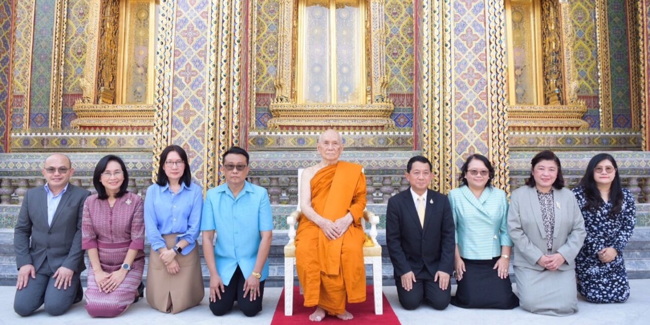 อว. เข้ากราบสักการะสมเด็จพระสังฆราช ถวายผลงานวิจัยชุดสีกระเบื้องวัดราชบพิธสถิตมหาสีมาราม อนุรักษ์ศิลปวัฒนธรรมไทย