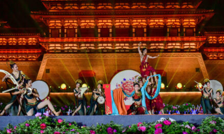 Xinhua Silk Road: เทศกาลวัฒนธรรมดอกโบตั๋นเมืองลั่วหยาง ครั้งที่ 40 จัดพิธีเปิดงานชมดอกโบตั๋นสุดยิ่งใหญ่ที่มณฑลเหอหนาน