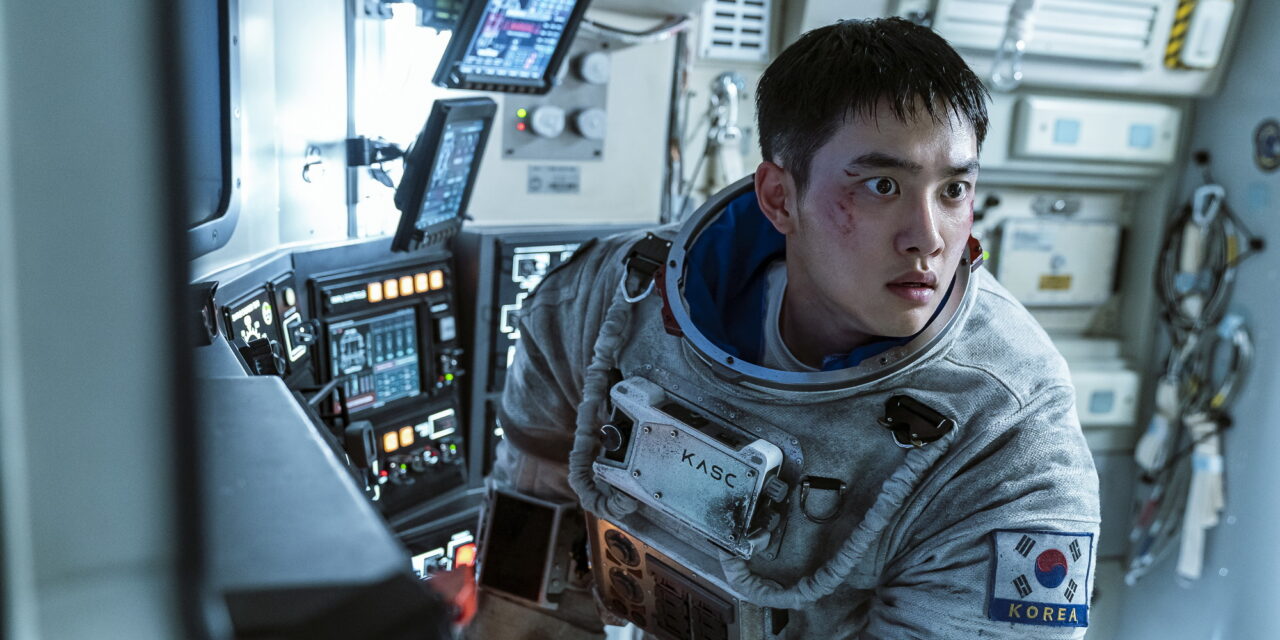 โด คยองซู (D.O. EXO) ส่งสัญญาณ เมย์เดย์ ขอความช่วยเหลือจากดวงจันทร์  กับภาพยนตร์เกาหลีฟอร์มยักษ์แห่งปี ในตัวอย่างแรก The Moon ปฏิบัติการพิชิตจันทร์