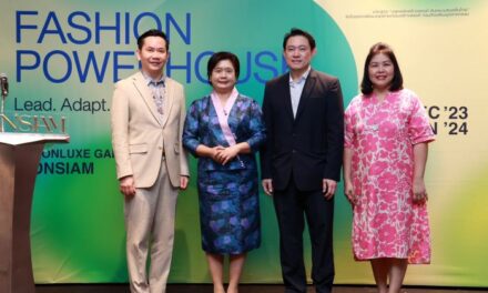 พร้อม นำทัพบุกไอคอนสยาม ปลุกพลังสร้างสรรค์ ดันกระแสแฟชั่นไทย นำร่อง Fashion Powerhouse พร้อมเปิดเวทีจับคู่ธุรกิจ เดินหน้าดัน Soft Power ยกระดับสินค้าไทยสู่เวทีโลก คาดการณ์กระตุ้นเศรษฐกิจมากกว่า 500 ล้านบาท