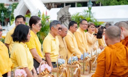 เดอะ แพลทินัม กรุ๊ป ร่วมพิธีทำบุญตักบาตรพระสงฆ์ จำนวน 73 รูป เพื่อถวายเป็นพระราชกุศล