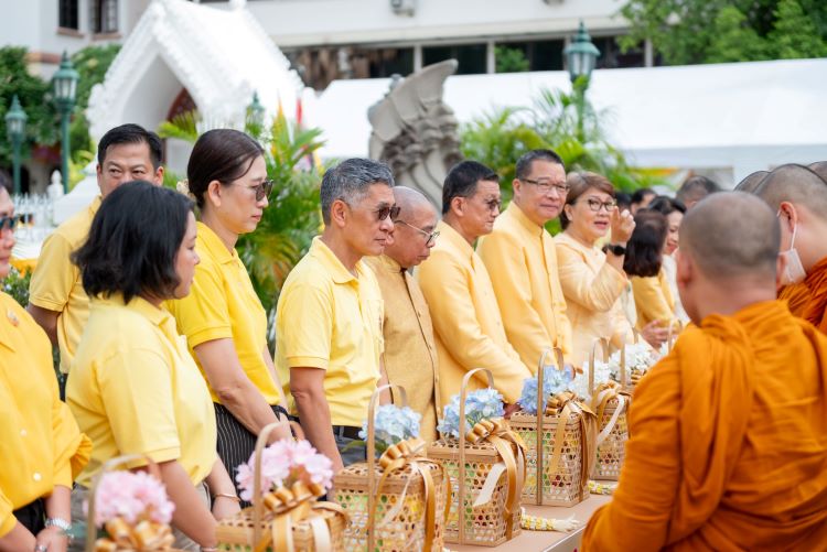 เดอะ แพลทินัม กรุ๊ป ร่วมพิธีทำบุญตักบาตรพระสงฆ์ จำนวน 73 รูป เพื่อถวายเป็นพระราชกุศล