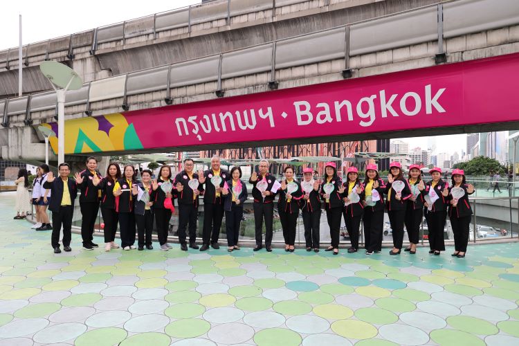 พม. จับมือ กทม. ชูแคมเปญ “หยุดให้ทาน = หยุดขอทาน” เดินรณรงค์แจกสื่อประชาสัมพันธ์ 6 ภาษา ใจกลางสยาม พร้อมส่งชุดปฏิบัติการจัดระเบียบทั่วประเทศ