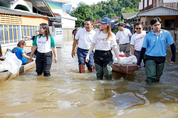 ซีพีแรม – เชฟแคร์ส – เครือเจริญโภคภัณฑ์ ยังคงยืนหยัดเคียงข้างคนไทยฝ่าวิกฤตน้ำท่วมหนัก “เชียงราย” ตั้งครัวกลาง – มอบอาหารกล่องพร้อมทาน บรรเทาความเดือดร้อนผู้ประสบภัยน้ำท่วม #เคียงข้างคนไทย #ห่วงใยไม่ห่าง