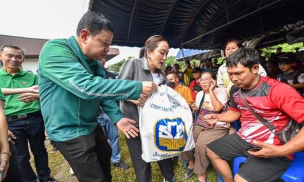 ธ.ก.ส. ร่วมต้อนรับนายกรัฐมนตรี ลงพื้นที่ติดตามสถานการณ์น้ำ และมอบถุงยังชีพให้แก่ประชาชนที่ได้รับผลกระทบในพื้นที่ จ.เชียงราย