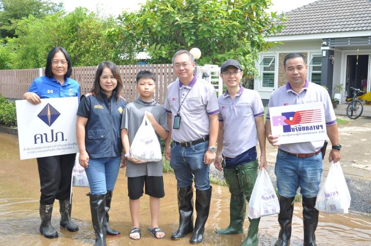 สำนักงานคปภ. ร่วมกับบริษัทกลางฯให้ความช่วยเหลือผู้ประสบภัยน้ำท่วมในจังหวัดภาคเหนือ